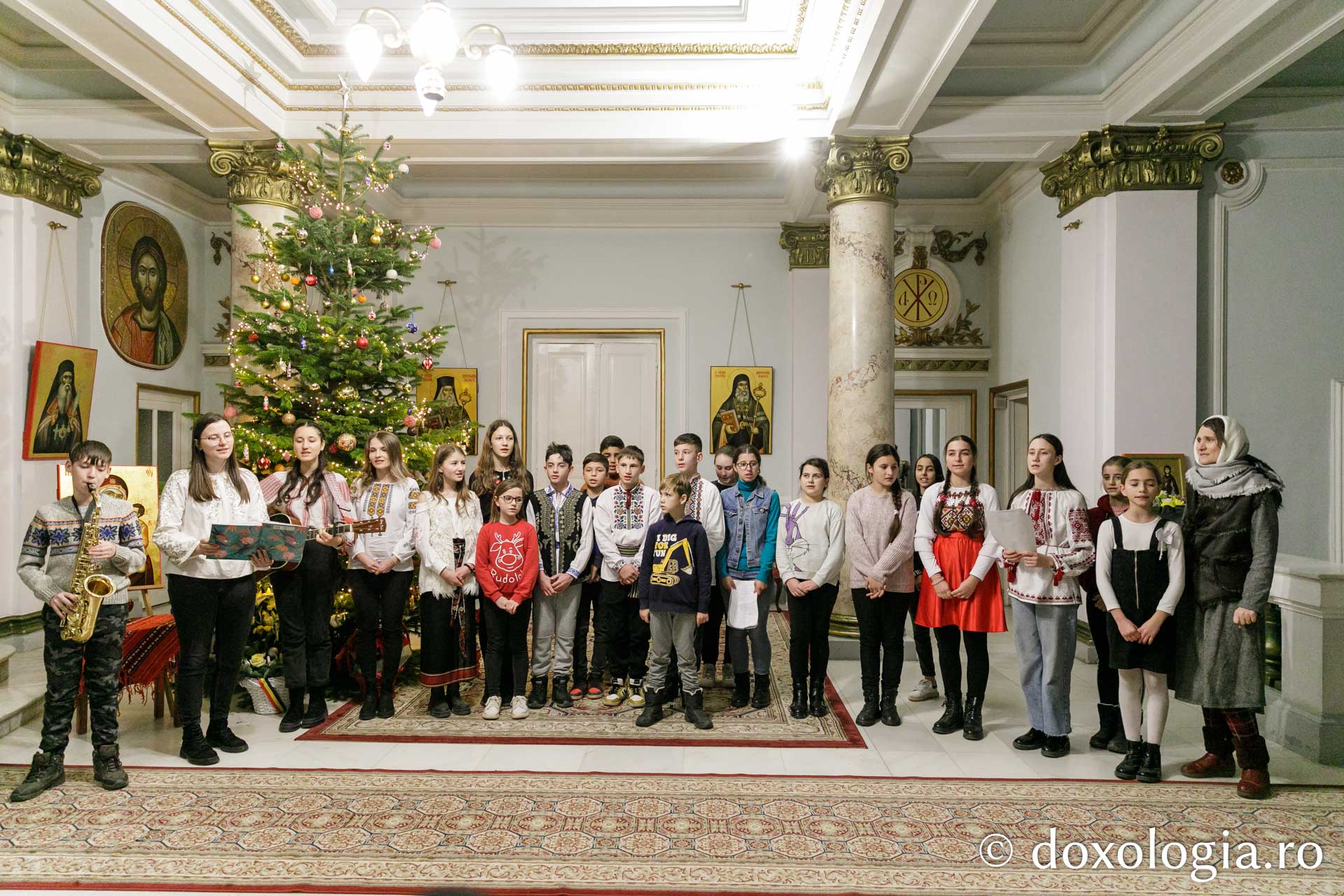 (Foto) Școala Dagâța – Colindători la Reședința Mitropolitană 2022