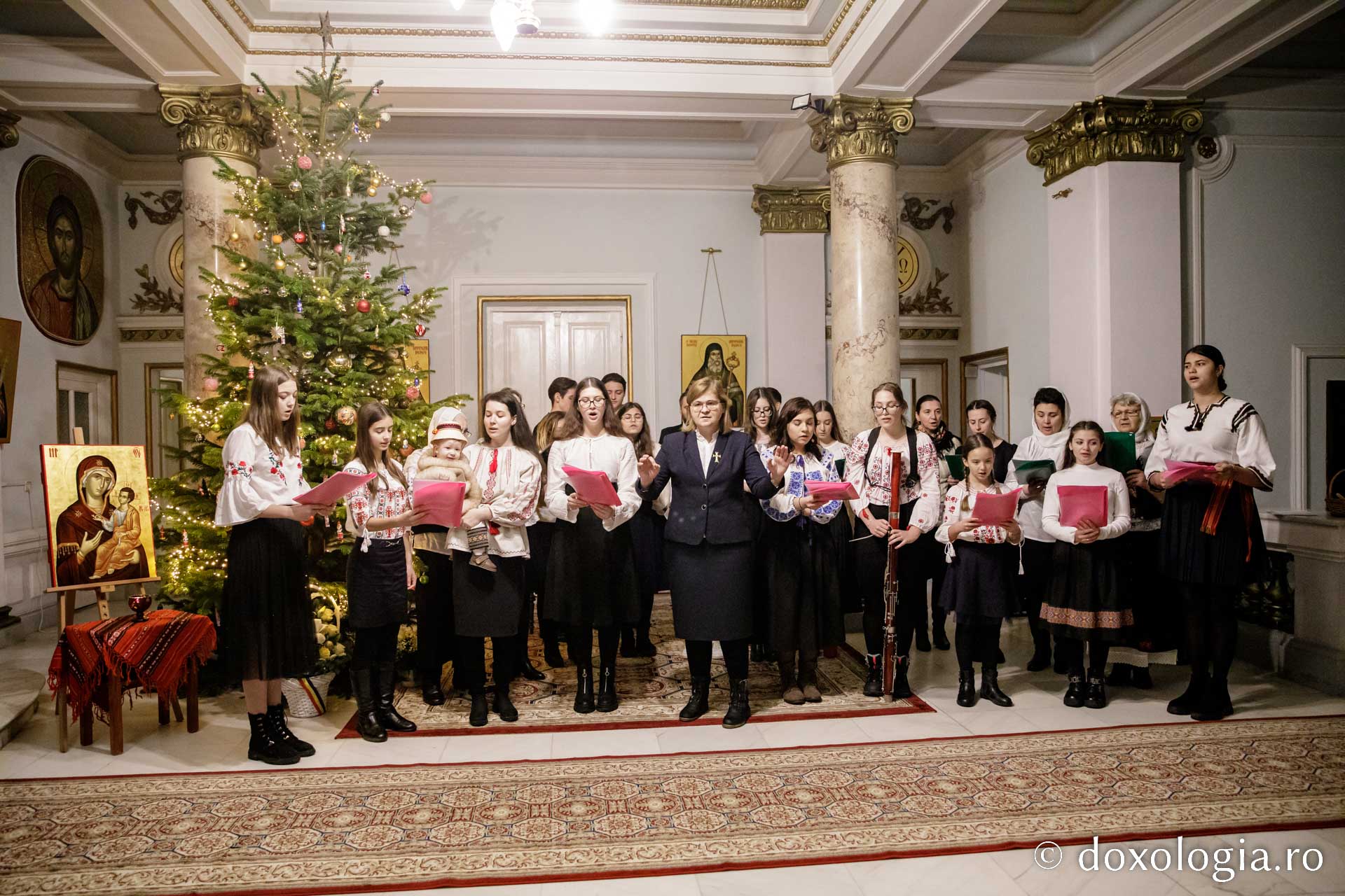 (Foto) Parohia Sfinții Brâncoveni  – Colindători la Reședința Mitropolitană 2022