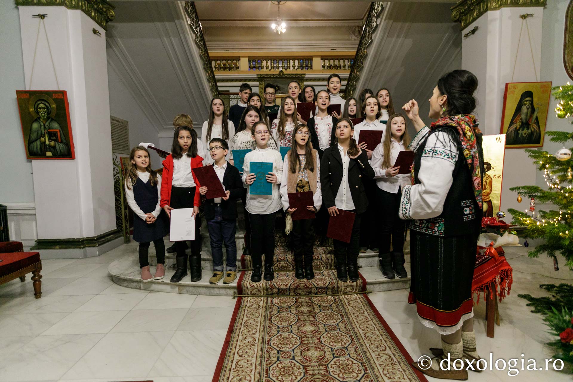 (Foto) Parohia „Sfântul Nectarie” Iași – Colindători la Reședința Mitropolitană 2022