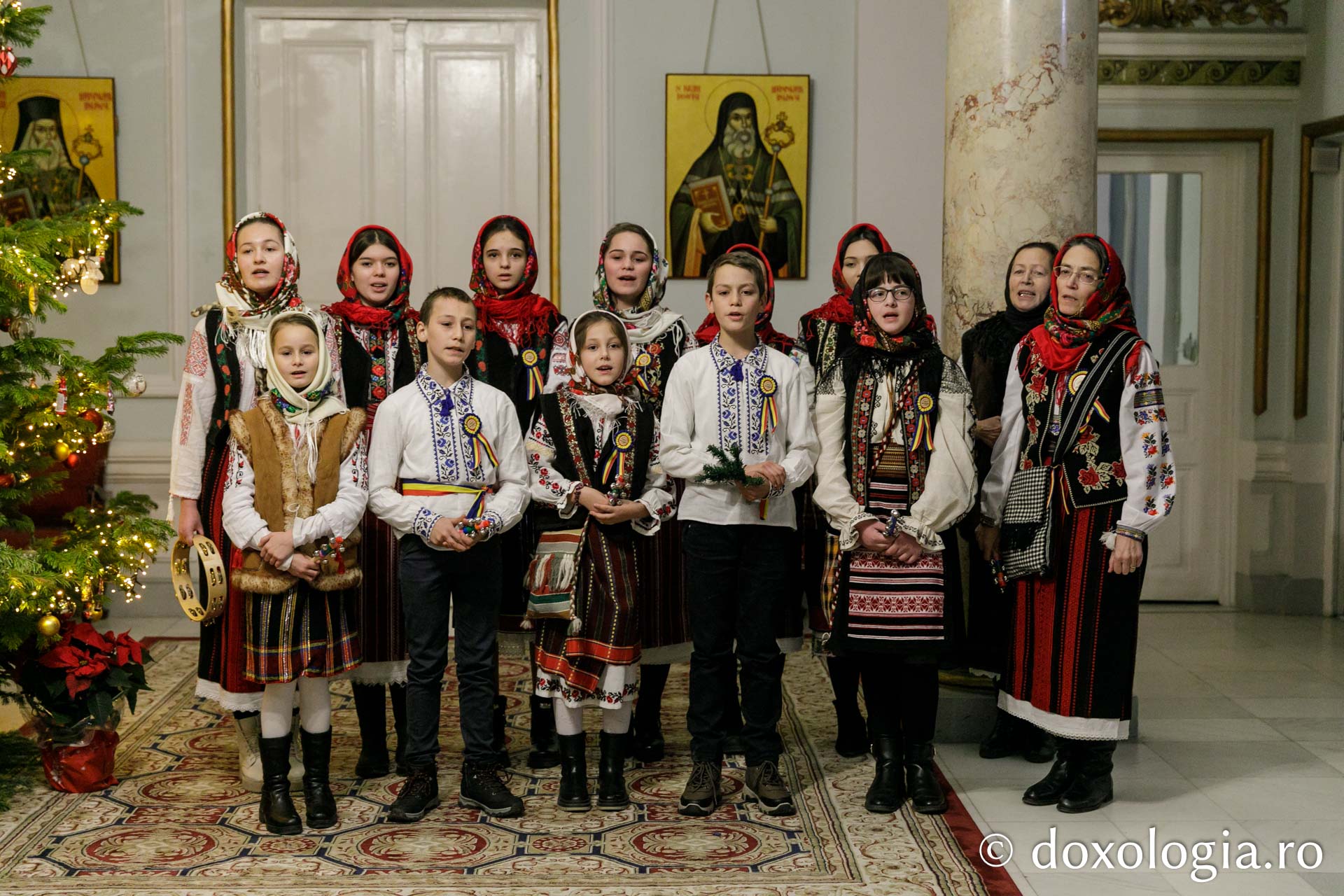 (Foto) Parohia „Sfântul Vasile” Hârlău – Colindători la Reședința Mitropolitană 2022