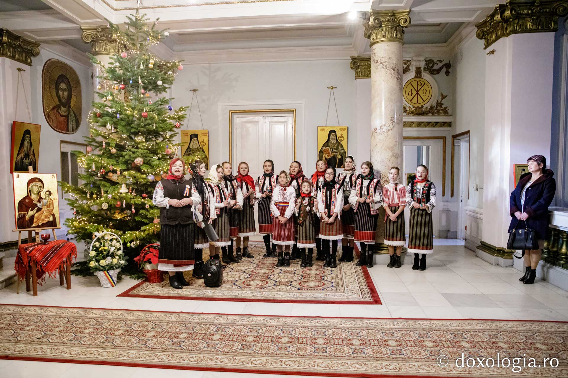 (Foto) Parohia Stefanești – Colindători la Reședința Mitropolitană 2022