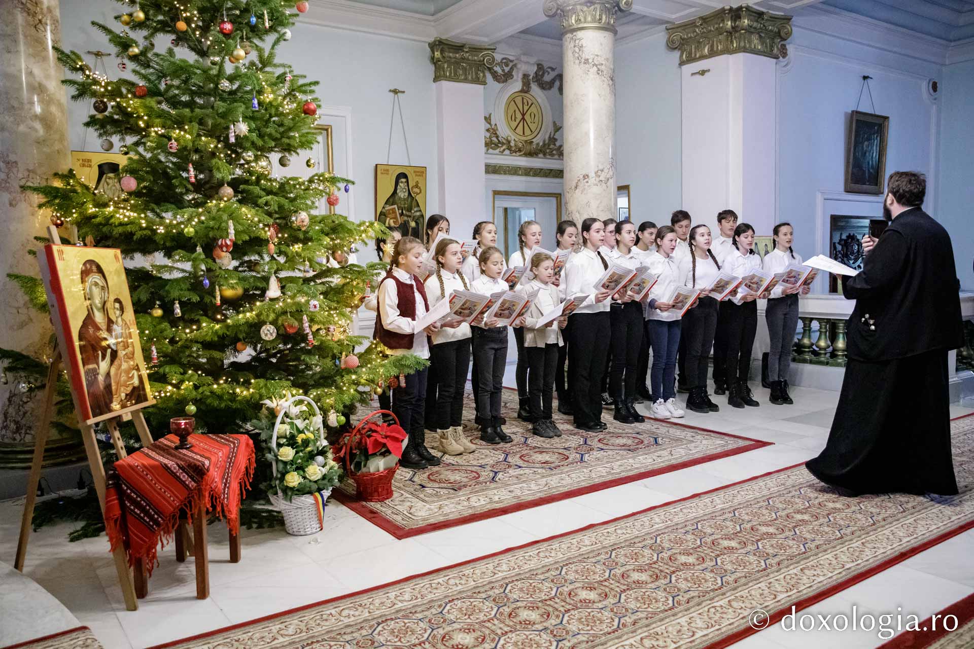 (Foto) Parohia Stornești – Colindători la Reședința Mitropolitană 2022