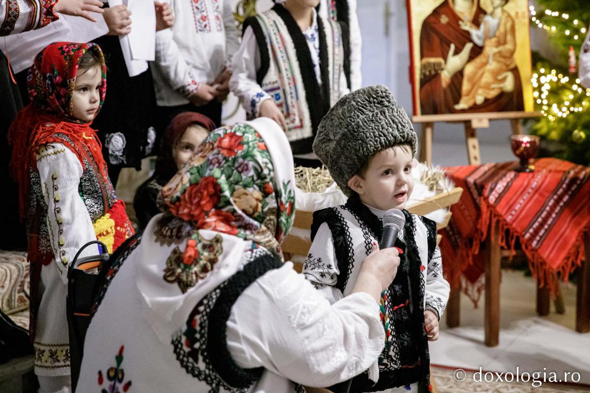 Membrii Corului „Bucuria” au colindat în capitala Moldovei