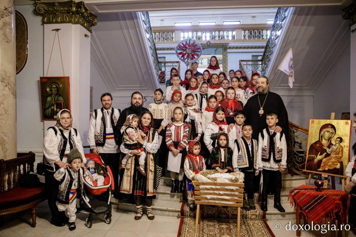 Membrii Corului „Bucuria” au colindat în capitala Moldovei