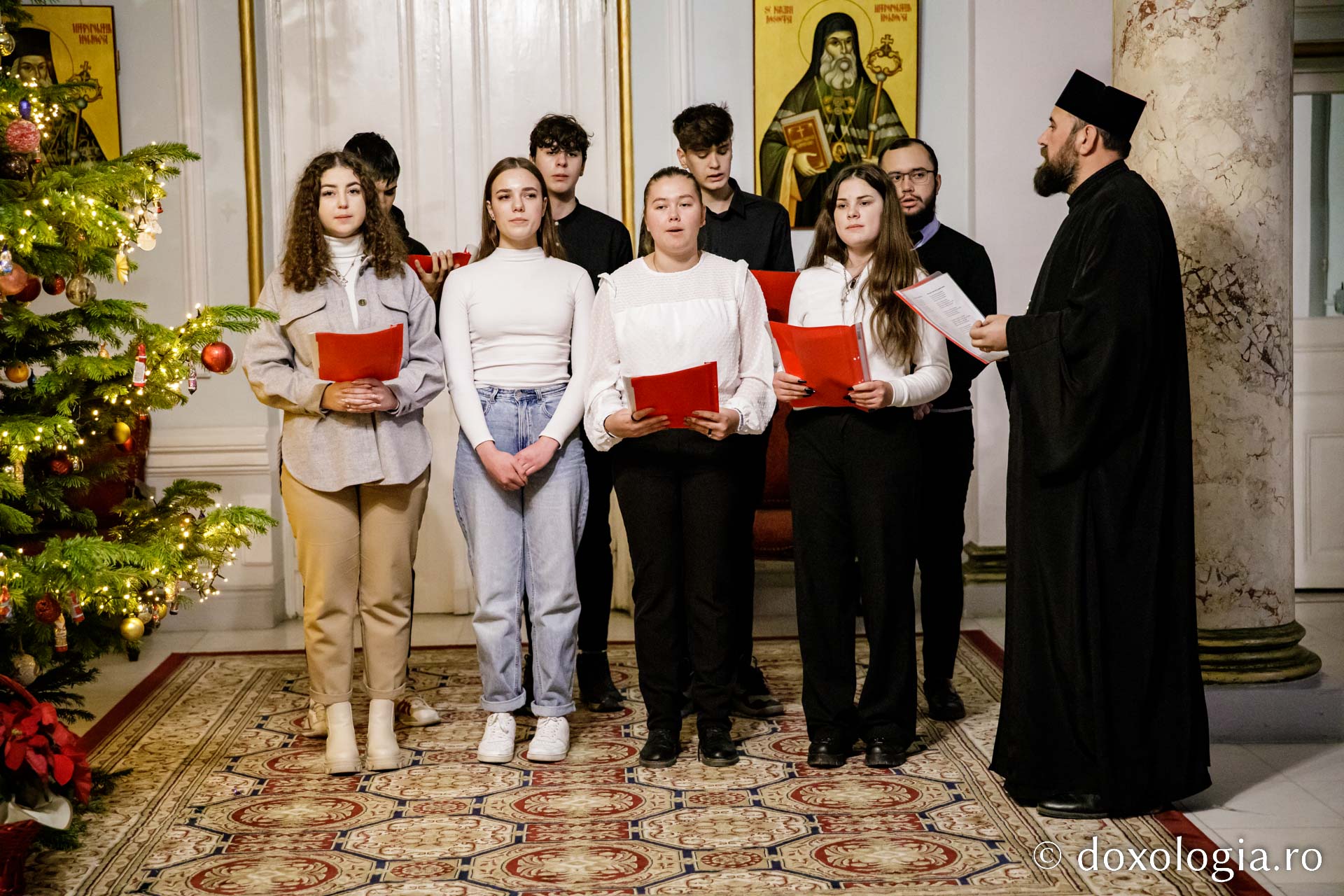 (Foto) Parohia Tungujei – Colindători la Reședința Mitropolitană 2022