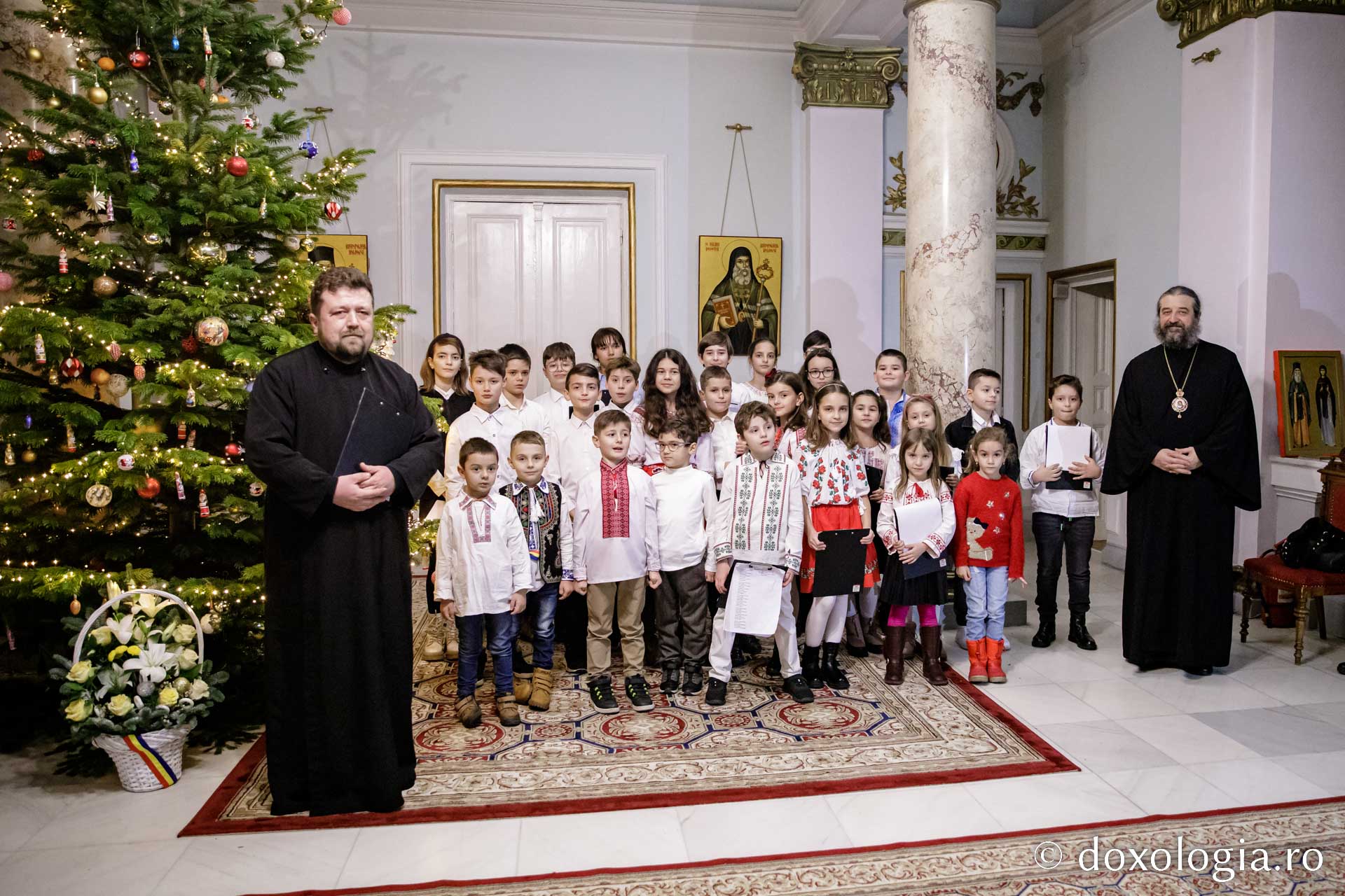 (Foto) Parohia Valea Adânca – Colindători la Reședința Mitropolitană 2022