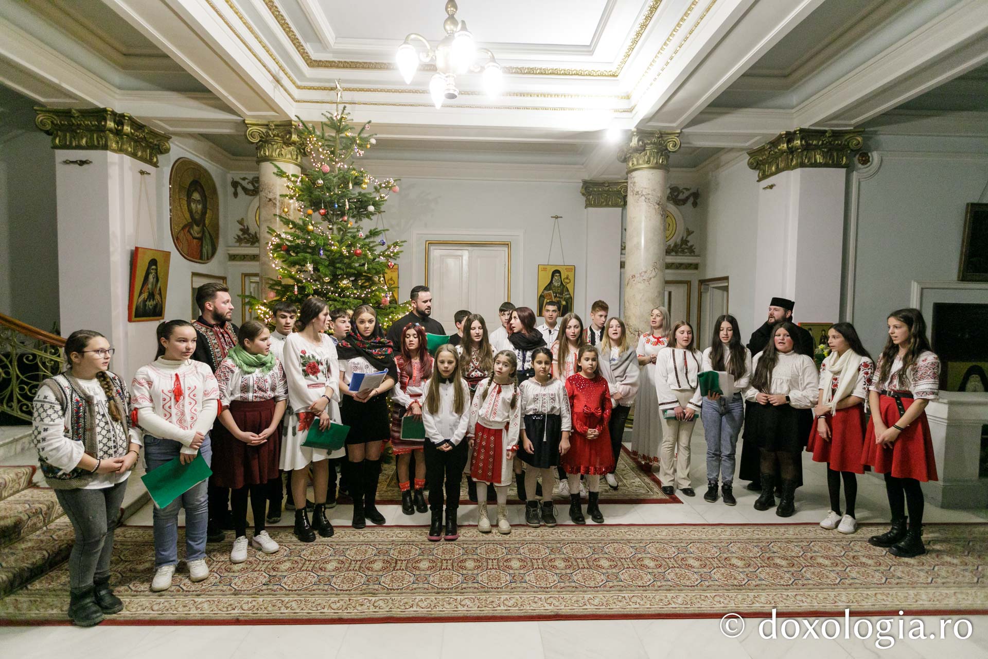 (Foto) Parohia Voinești 2 – Colindători la Reședința Mitropolitană 2022