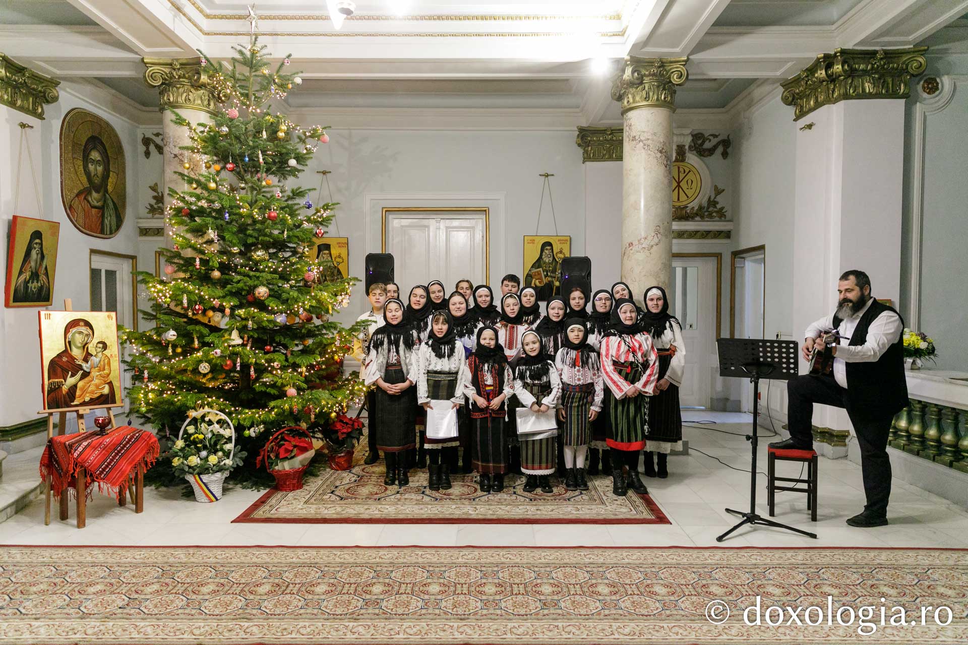 (Foto) Parohia Vorona Mare – Colindători la Reședința Mitropolitană 2022