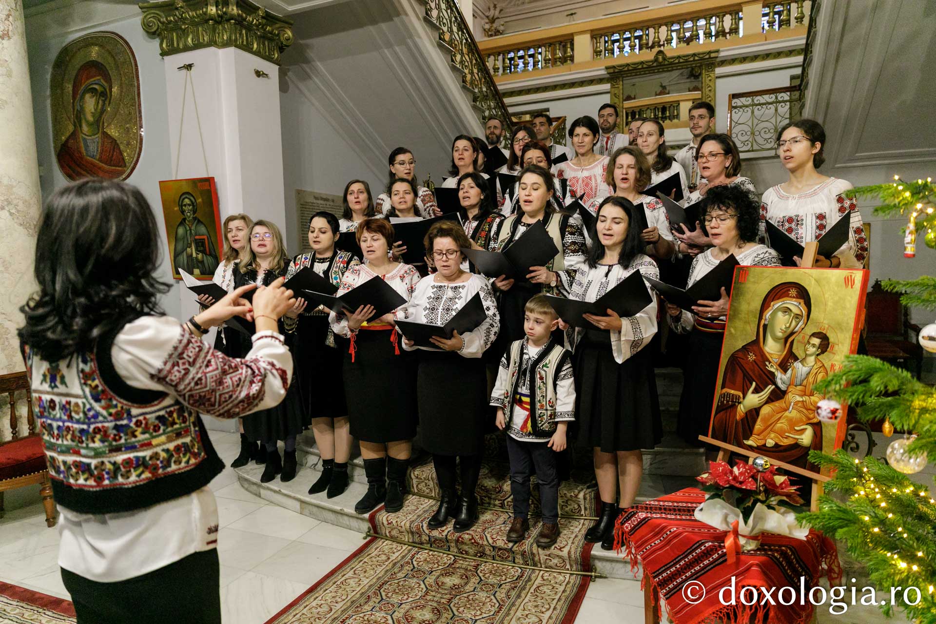 (Foto) Corul Profesorilor de Religie din Iași – Colindători la Reședința Mitropolitană 2022