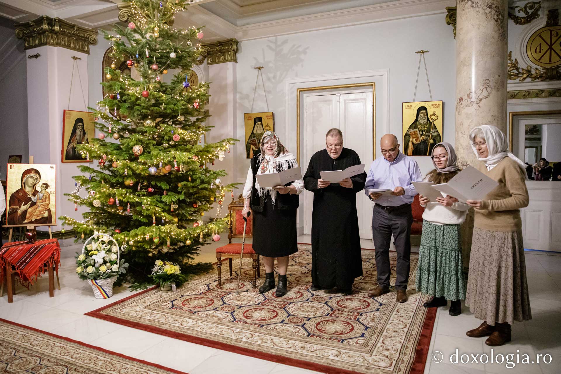 (Foto) Grup de americani creștin-ortodocși – Colindători la Reședința Mitropolitană 2022