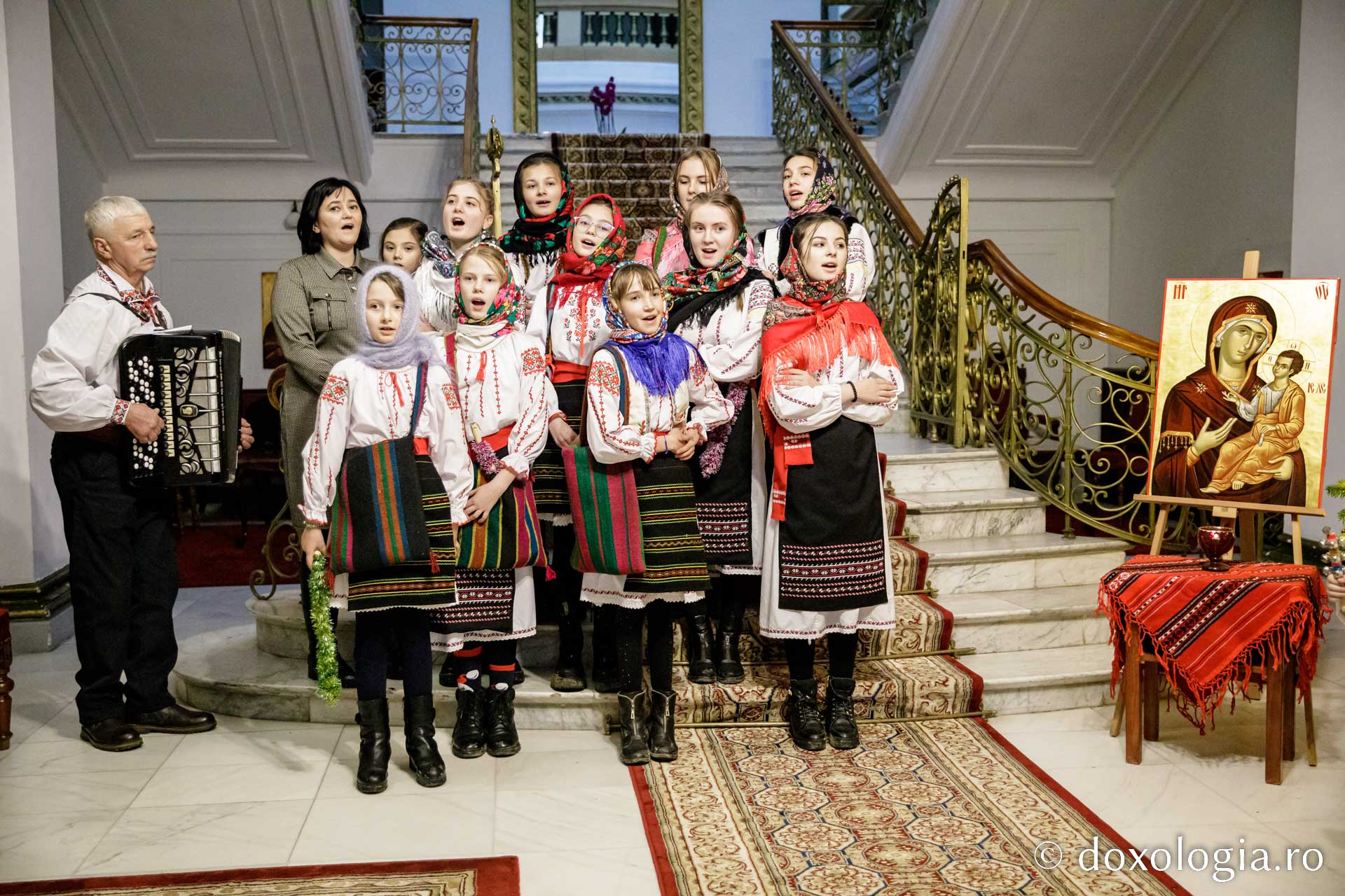 (Foto) Grup de basarabeni din cadrul proiectului „Vis de copil” Boghenii Noi – Colindători la Reședința Mitropolitană 2022