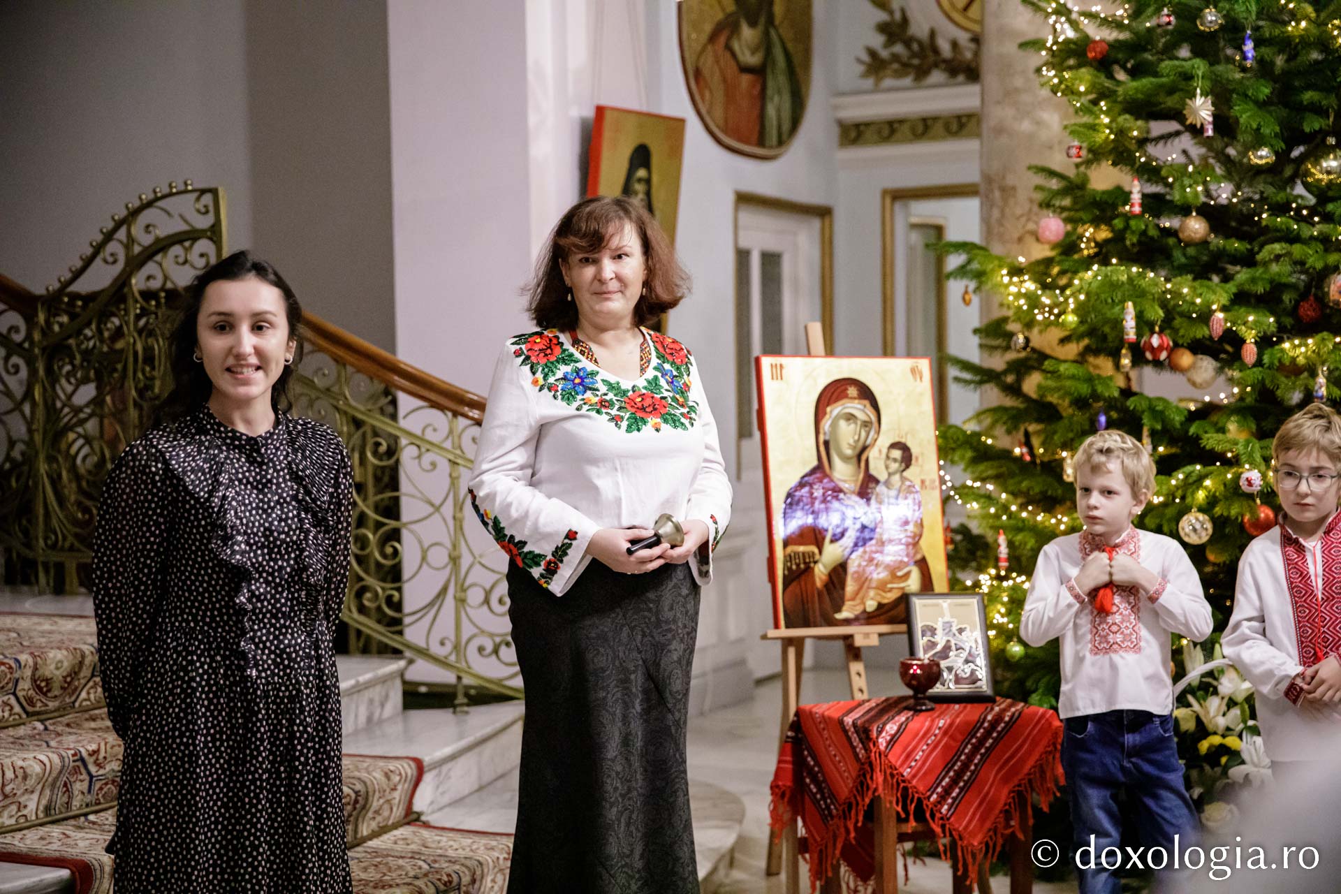 (Foto) Grup de ucraineni – Colindători la Reședința Mitropolitană 2022