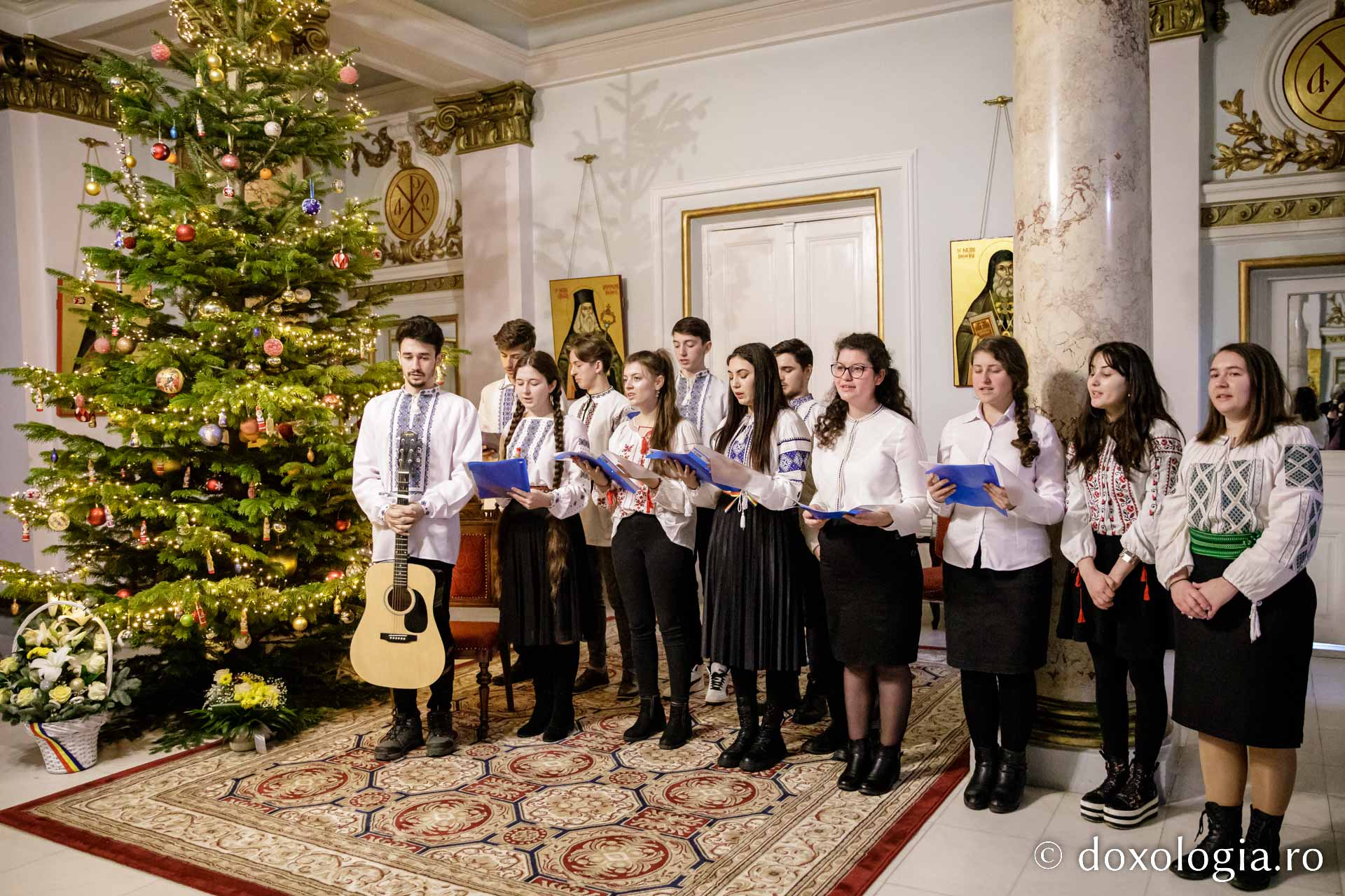 (Foto) Bursierii Provita Iași – Colindători la Reședința Mitropolitană 2022