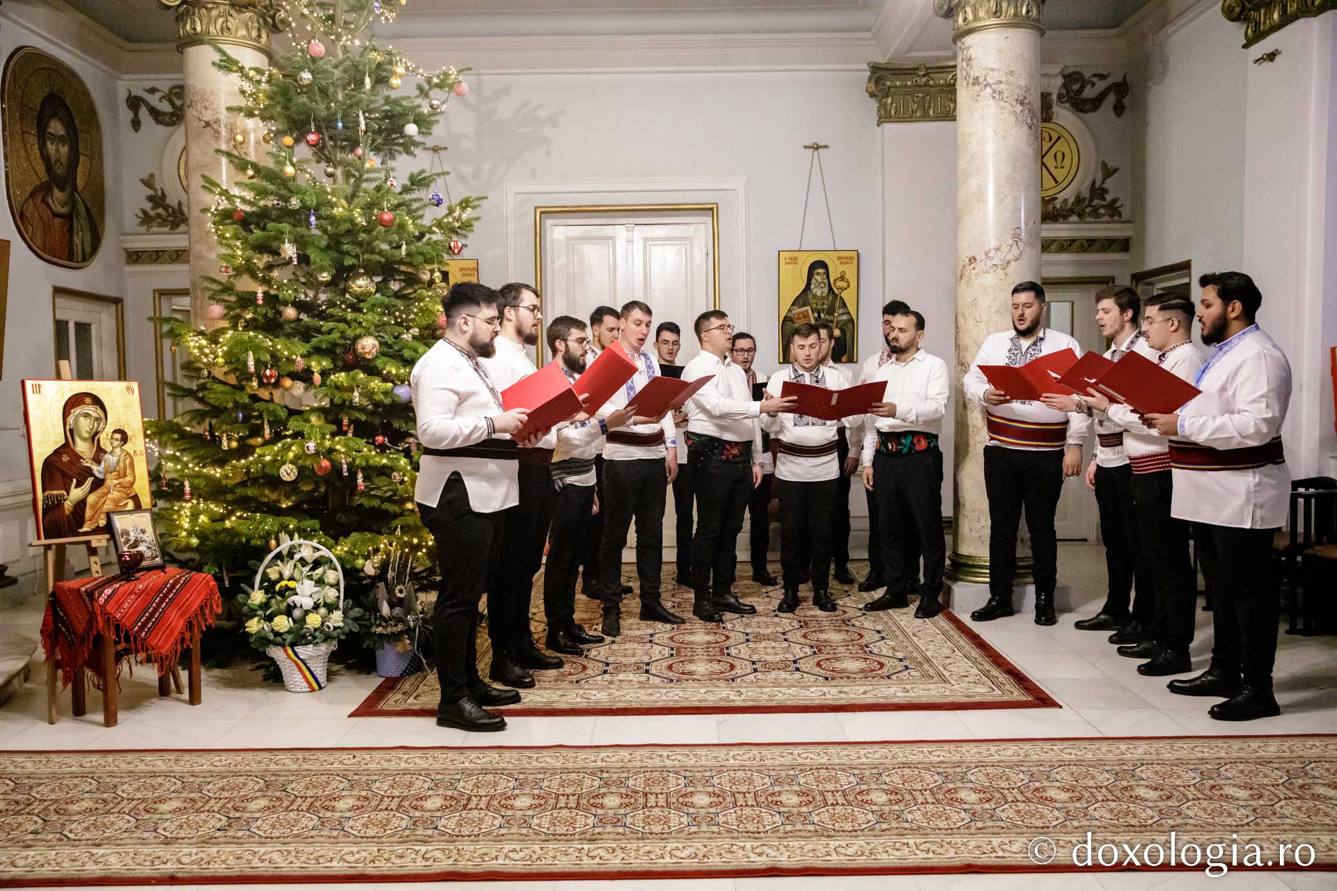 (Foto) Psalții Catedralei – Colindători la Reședința Mitropolitană 2022