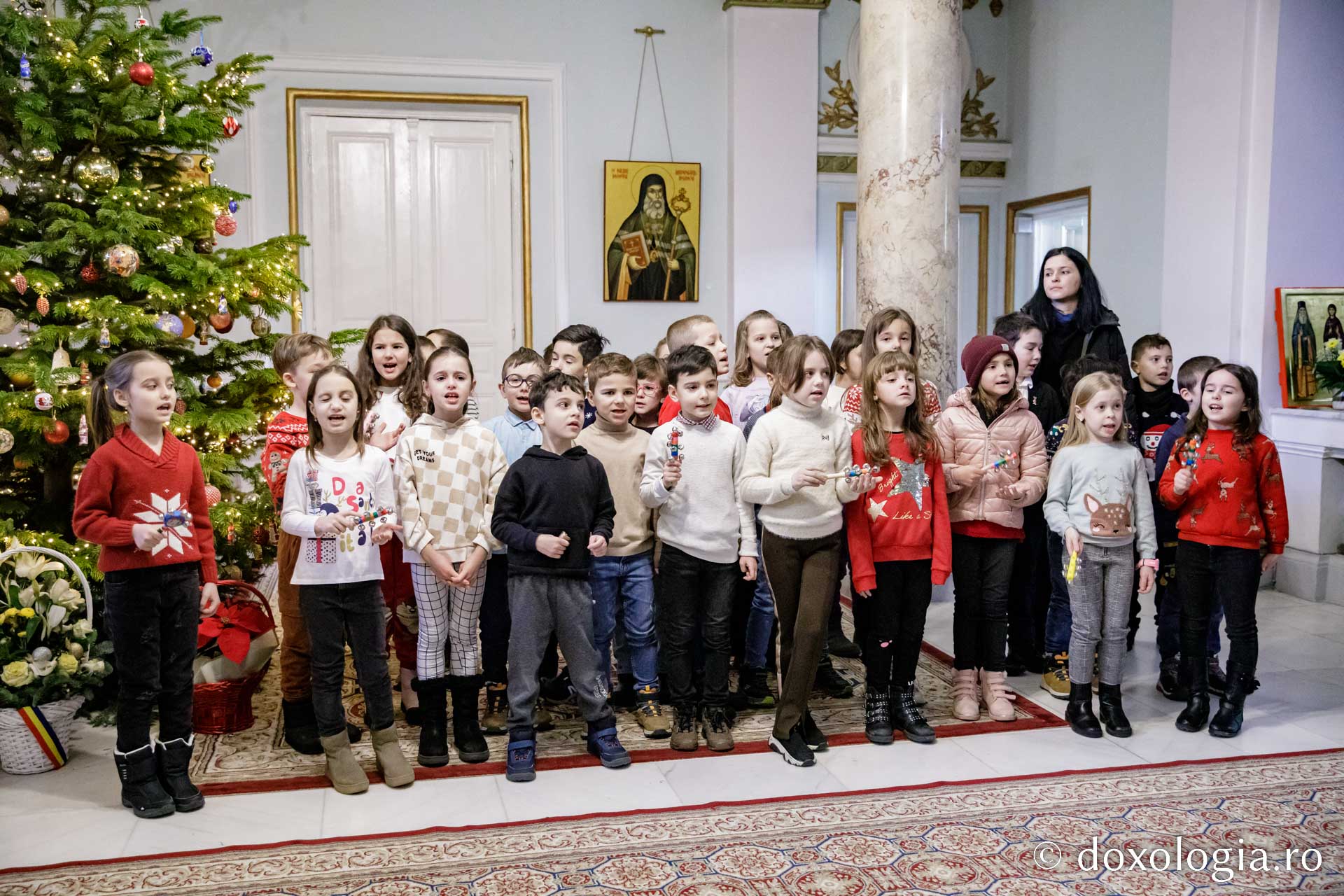 (Foto) Școala „Ștefan Bârsănescu” Iași, clasa I – Colindători la Reședința Mitropolitană 2022