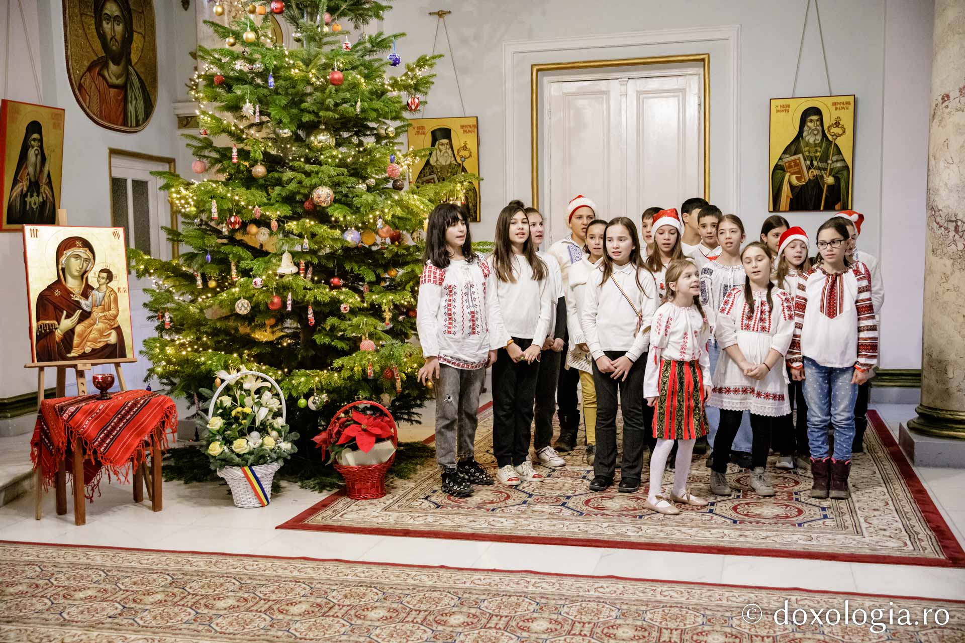 (Foto) Școala „Veronica Micle” Iași, clasa a IV-a – Colindători la Reședința Mitropolitană 2022