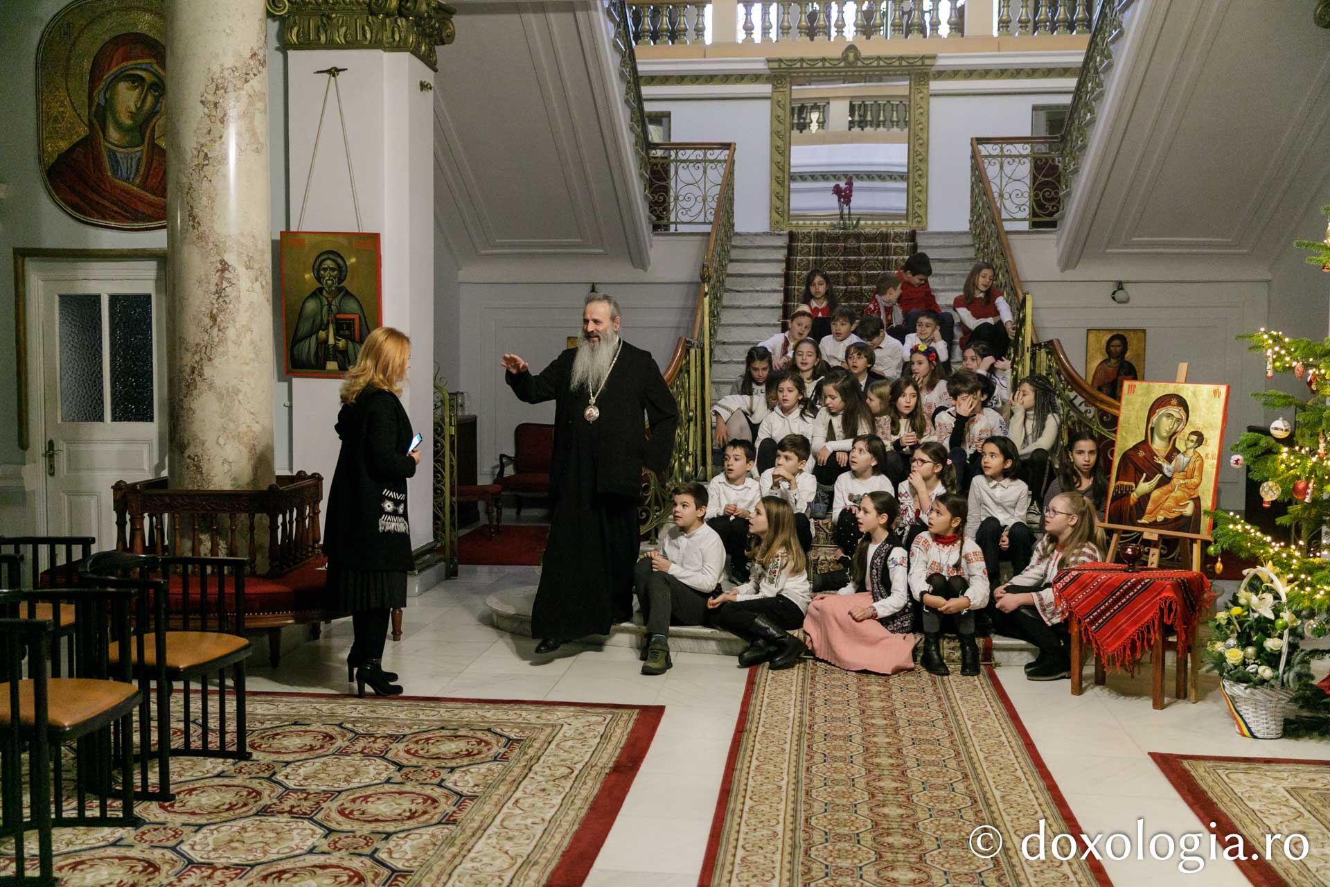 (Foto) Școala „Ștefan Bârsănescu” – Colindători la Reședința Mitropolitană 2022