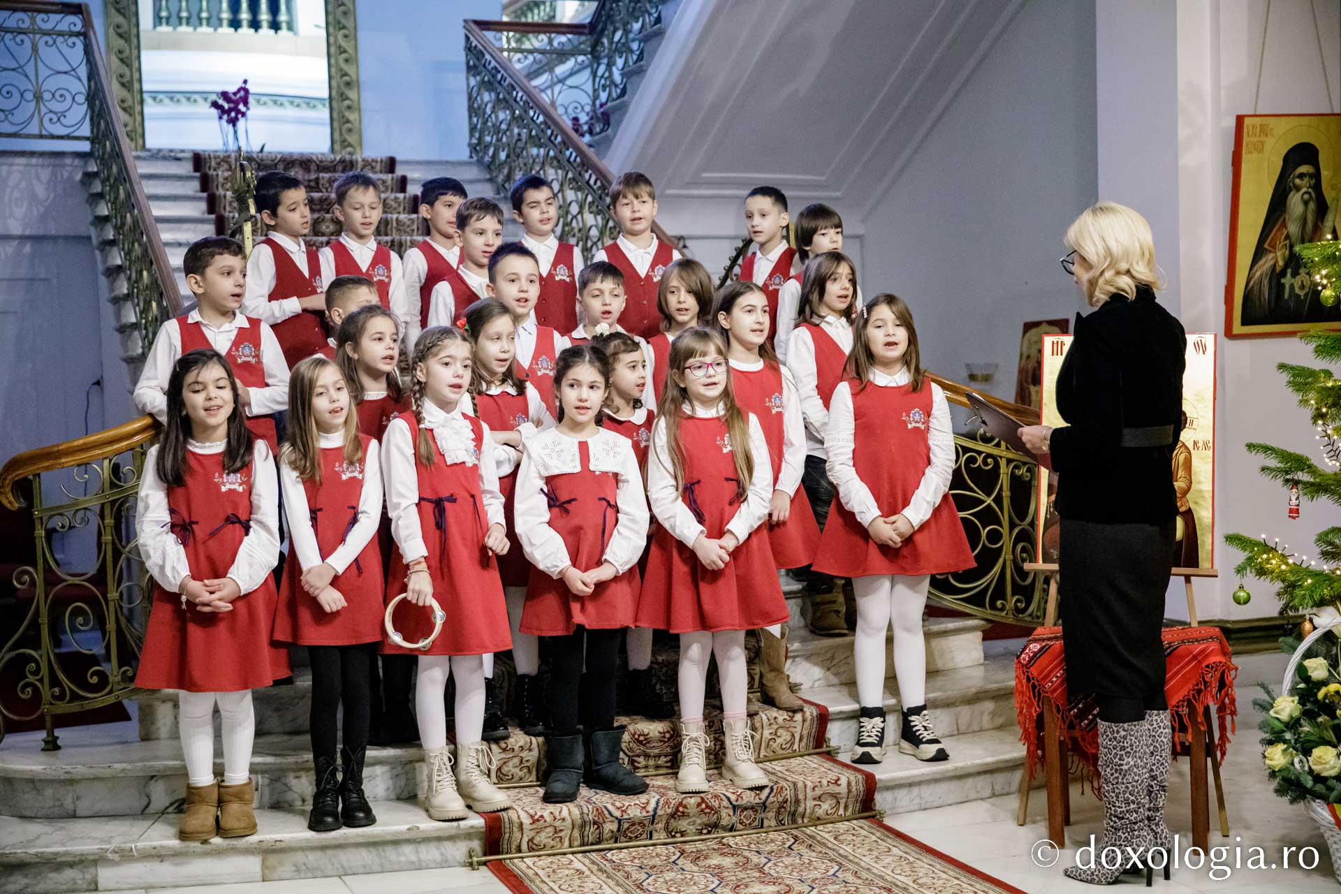 (Foto) Școala „Carol I” Iași, clasa I C – Colindători la Reședința Mitropolitană 2022