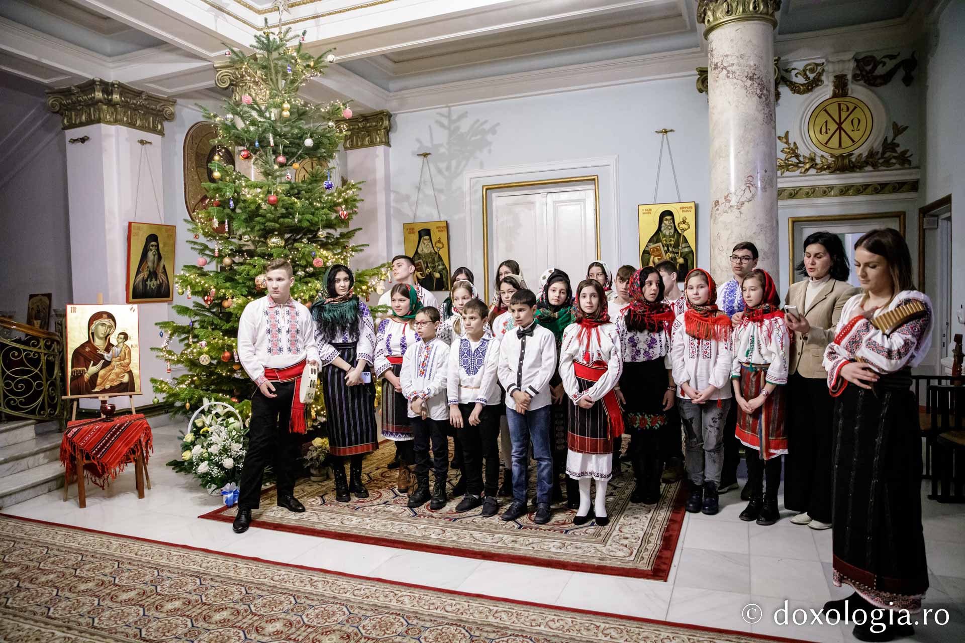 (Foto) Școala Gâștești, Pașcani – Colindători la Reședința Mitropolitană 2022