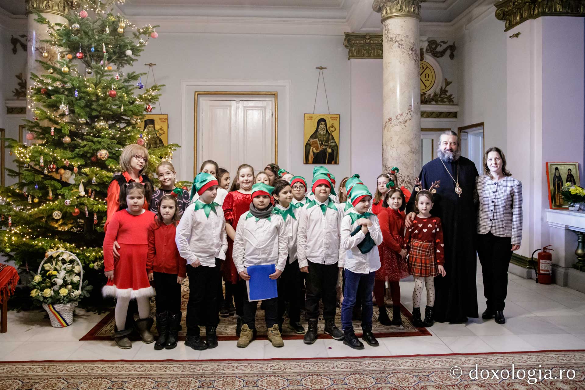 (Foto) Școala „Gh. I. Brătianu”, clasa a II-a – Colindători la Reședința Mitropolitană 2022