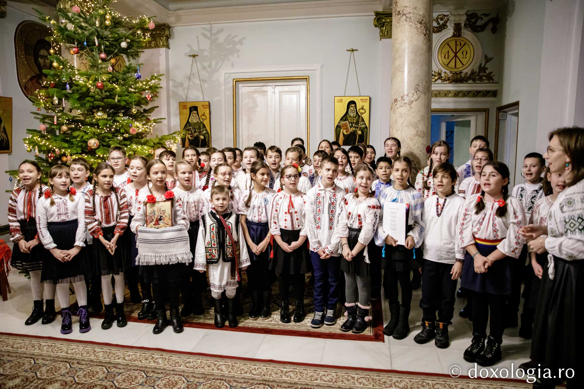 (Foto) Școala „Ion Simionescu”  – Colindători la Reședința Mitropolitană 2022