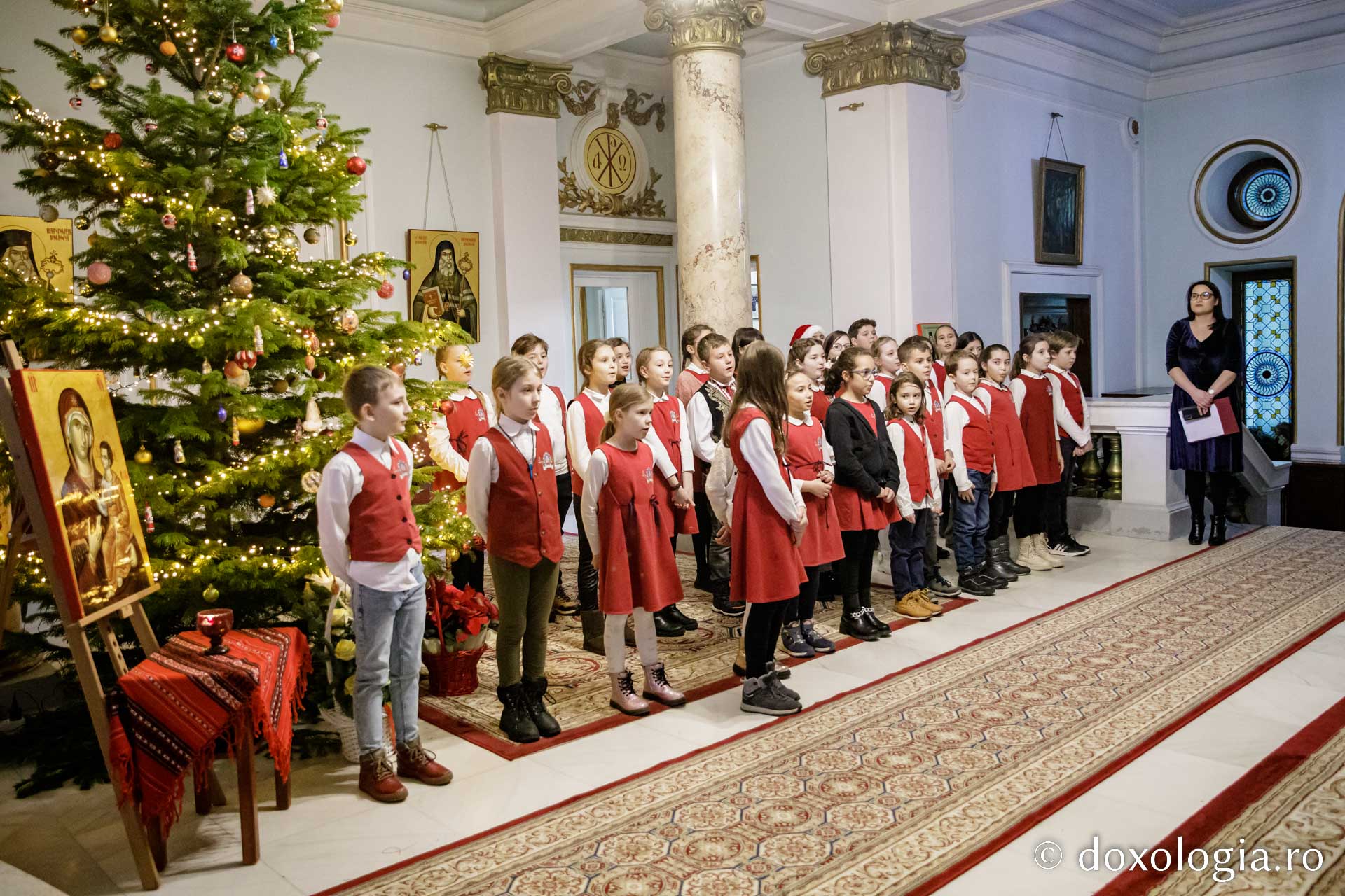 (Foto) Școala primară „Carol I” Iași – Colindători la Reședința Mitropolitană 2022