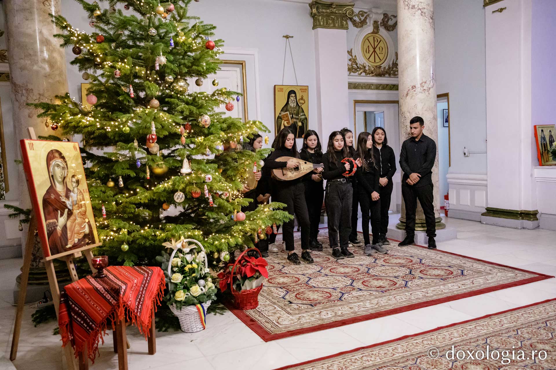 (Foto) Școala Slobozia – Colindători la Reședința Mitropolitană 2022