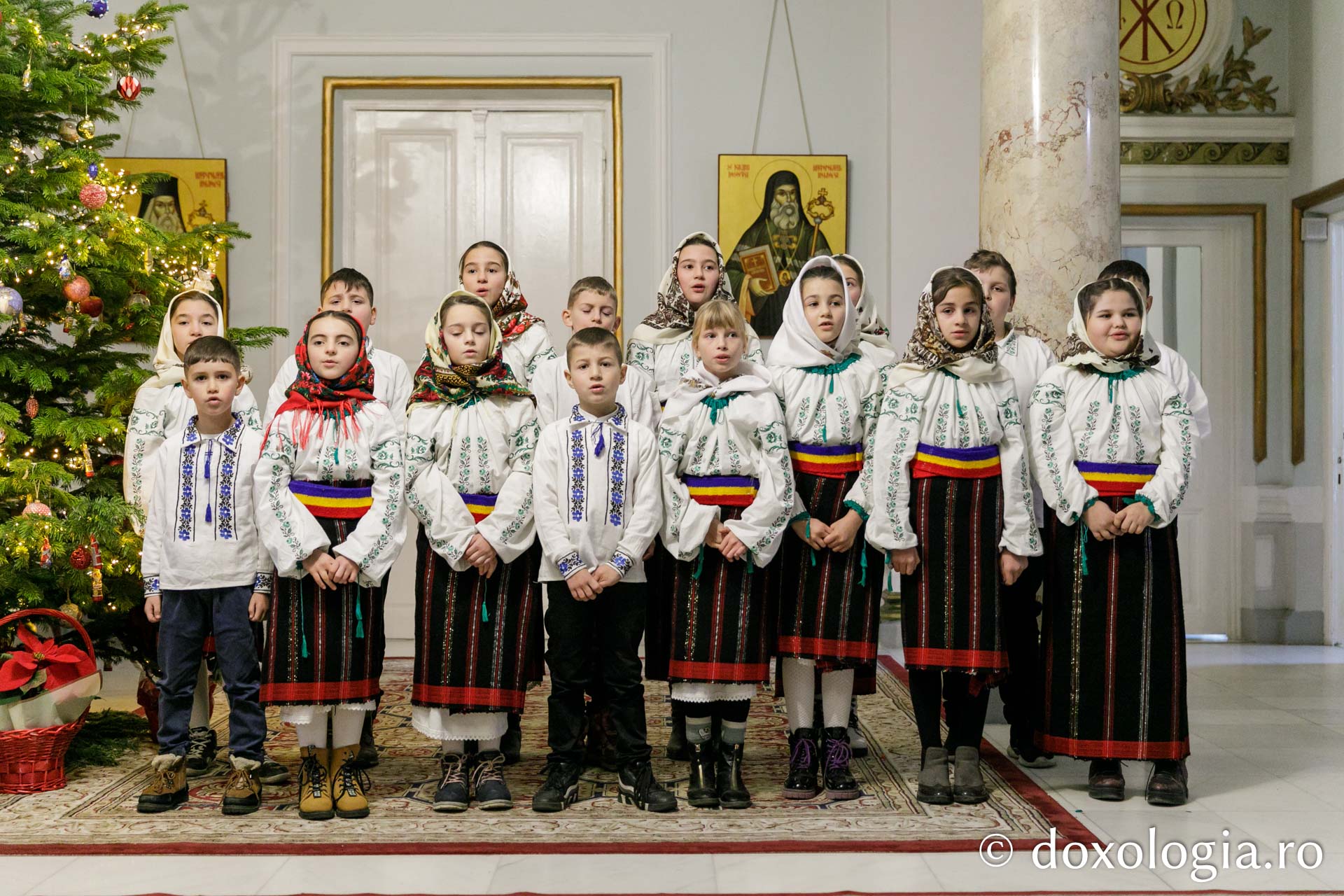 (Foto) Școala Todirești – Colindători la Reședința Mitropolitană 2022