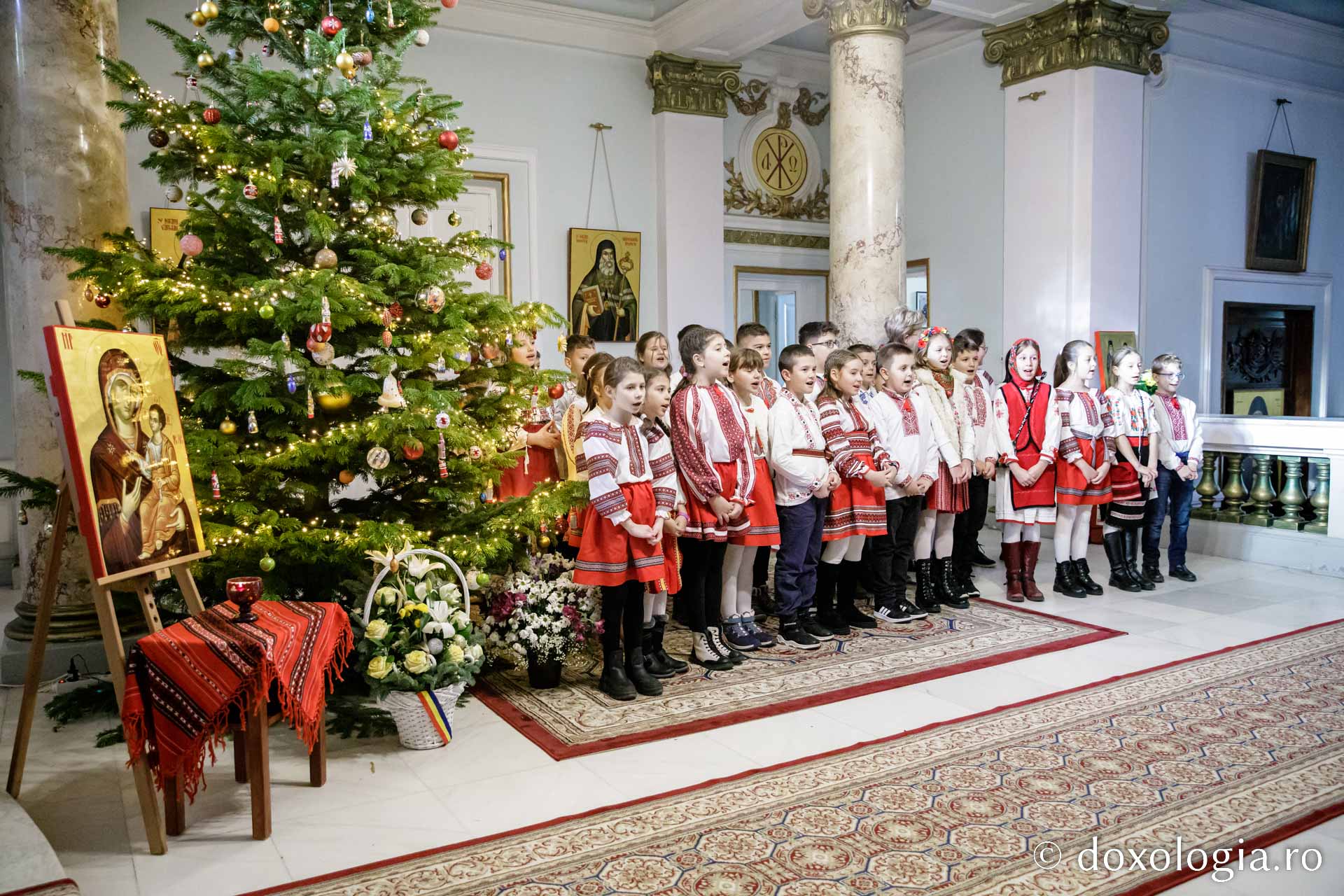(Foto) Școala Tomești, clasa a III-a – Colindători la Reședința Mitropolitană 2022
