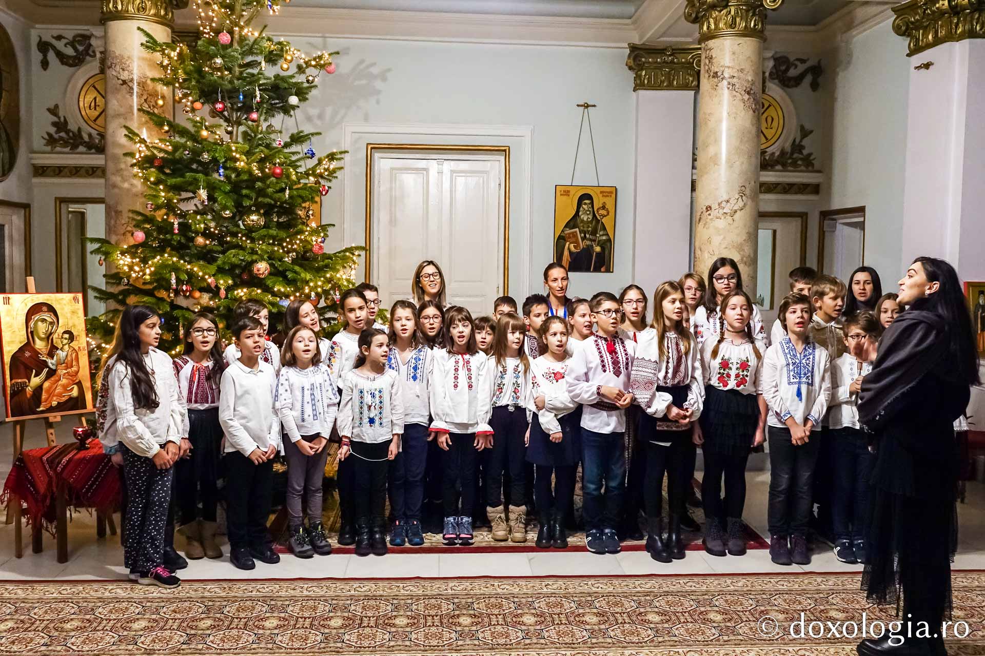 (Foto) Școala Varlaam, clasele a III-a și a IV-a – Colindători la Reședința Mitropolitană 2022