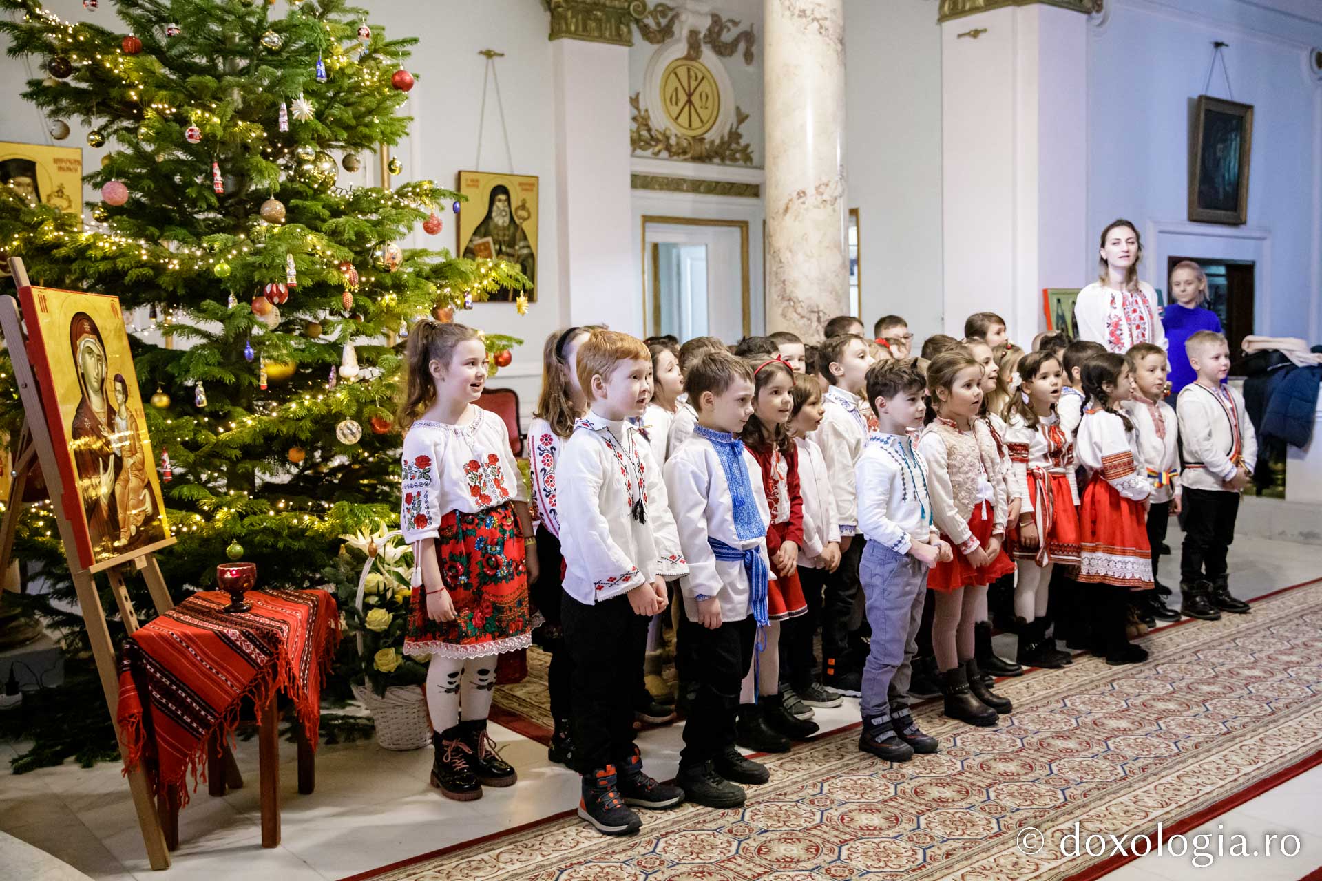 (Foto) Școala „Vasile Conta” Iași, clasele pregătitoare A și B – Colindători la Reședința Mitropolitană 2022