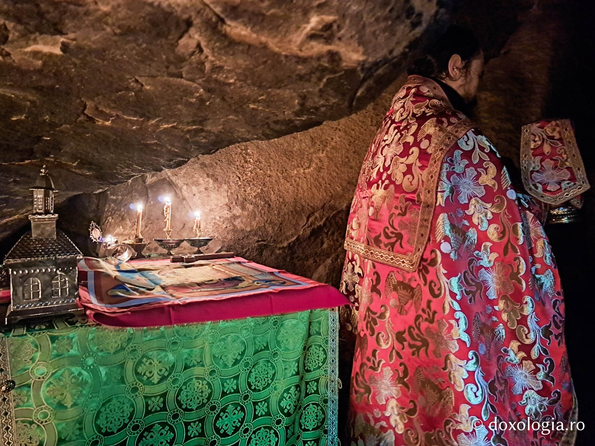 (Foto) Prima Sfântă Liturghie de Nașterea Domnului în peștera Sfintei Teodora de la Sihla