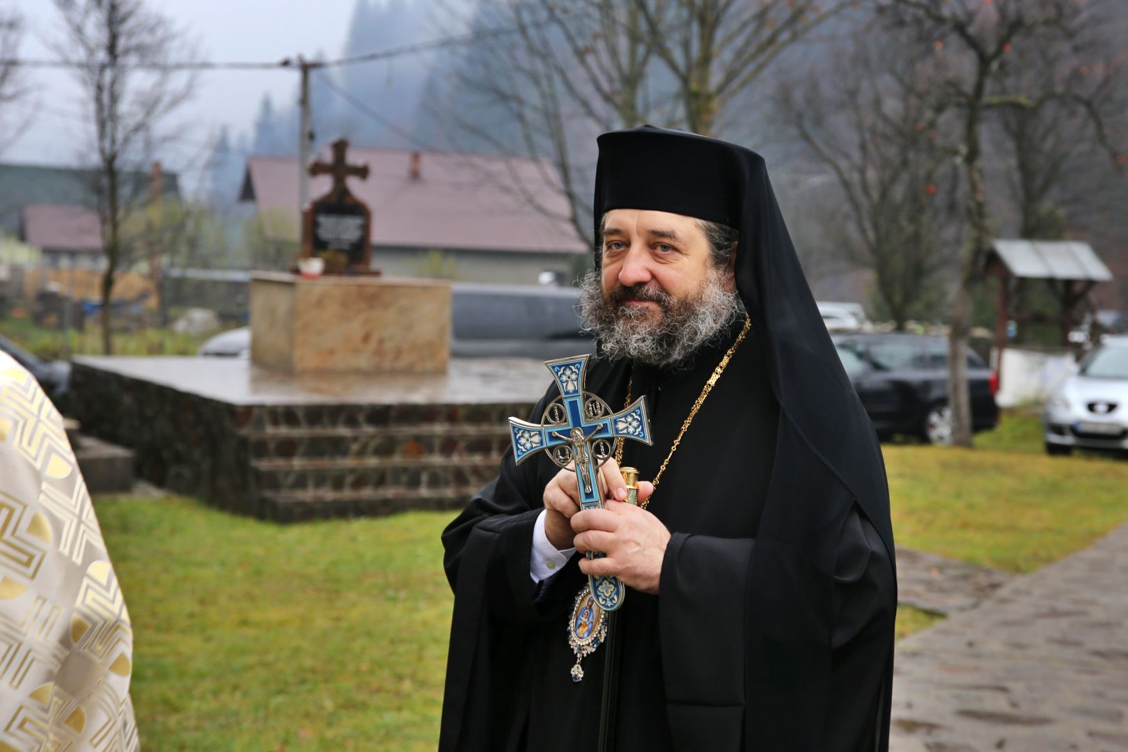 Foto: Flavius Popa Slujire arhierească la Izvorul Muntelui: Parohia are începând de astăzi un nou slujitor