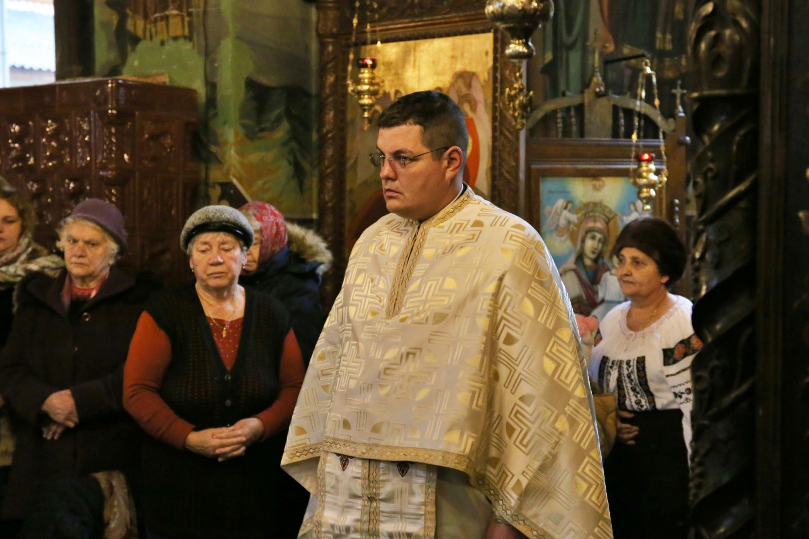 Foto: Flavius Popa Slujire arhierească la Izvorul Muntelui: Parohia are începând de astăzi un nou slujitor