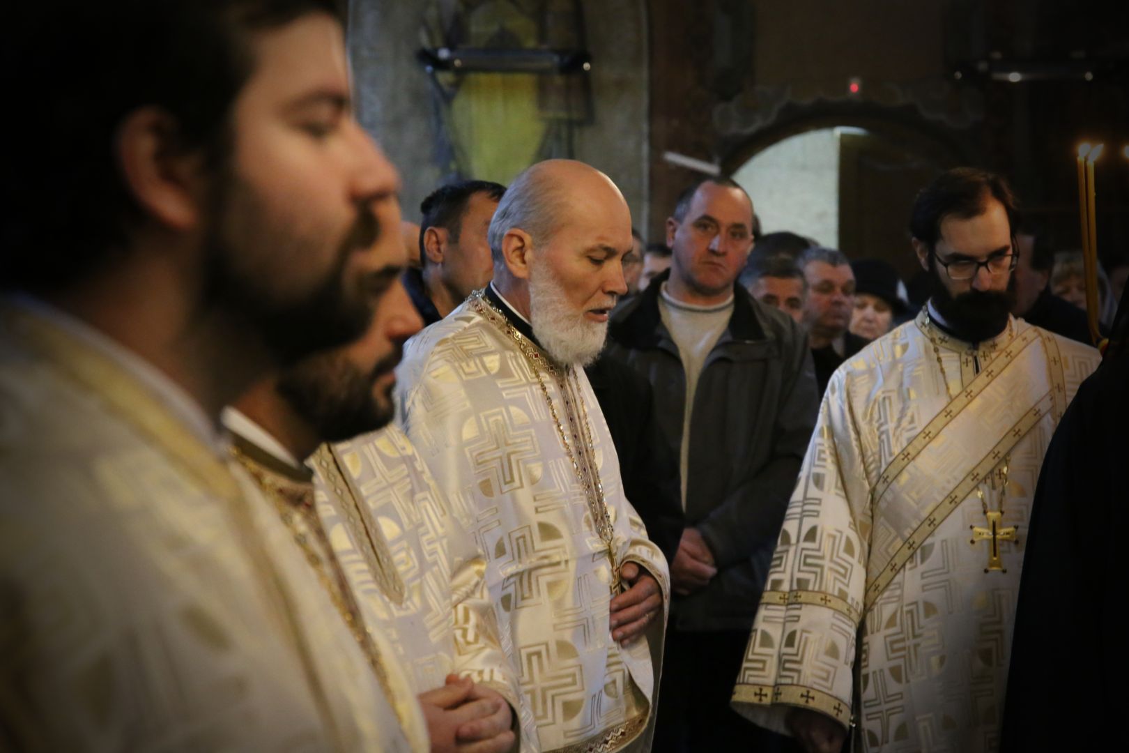 Foto: Flavius Popa Slujire arhierească la Izvorul Muntelui: Parohia are începând de astăzi un nou slujitor