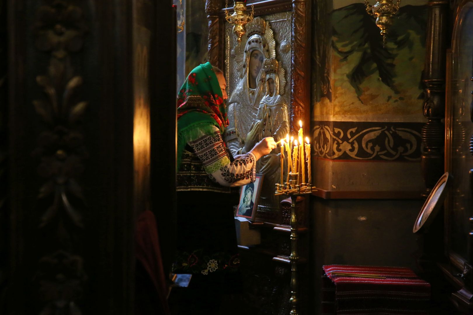 Foto: Flavius Popa Slujire arhierească la Izvorul Muntelui: Parohia are începând de astăzi un nou slujitor
