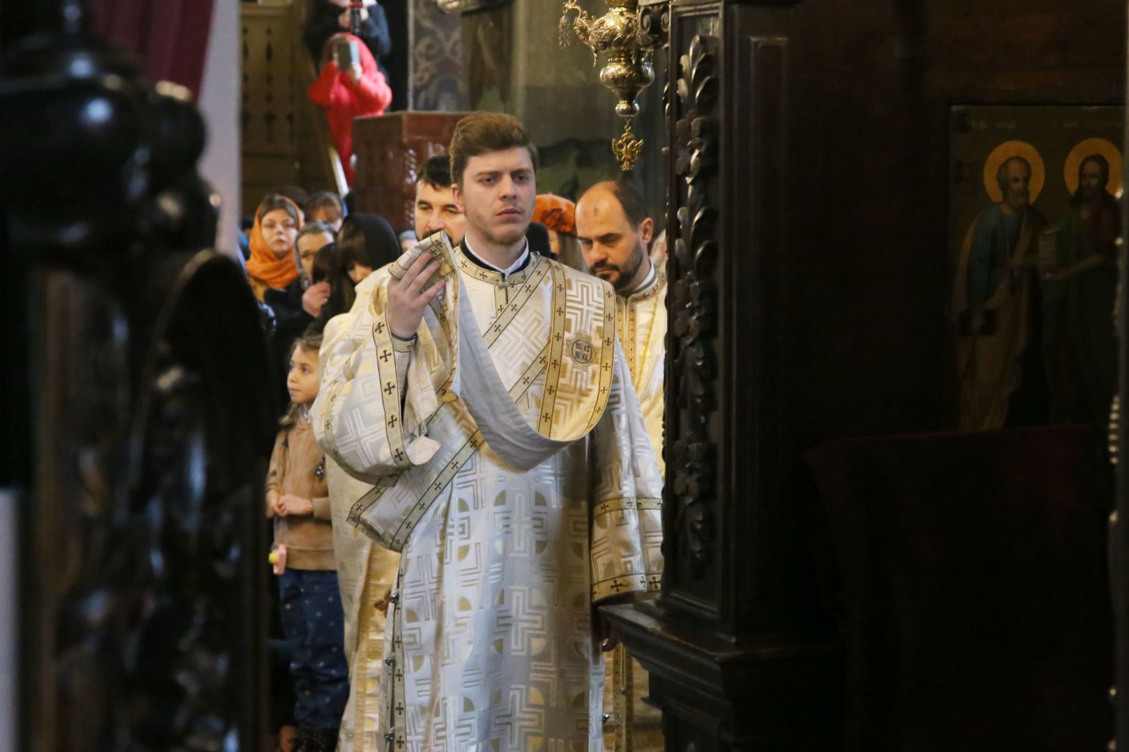 Foto: Flavius Popa Slujire arhierească la Izvorul Muntelui: Parohia are începând de astăzi un nou slujitor