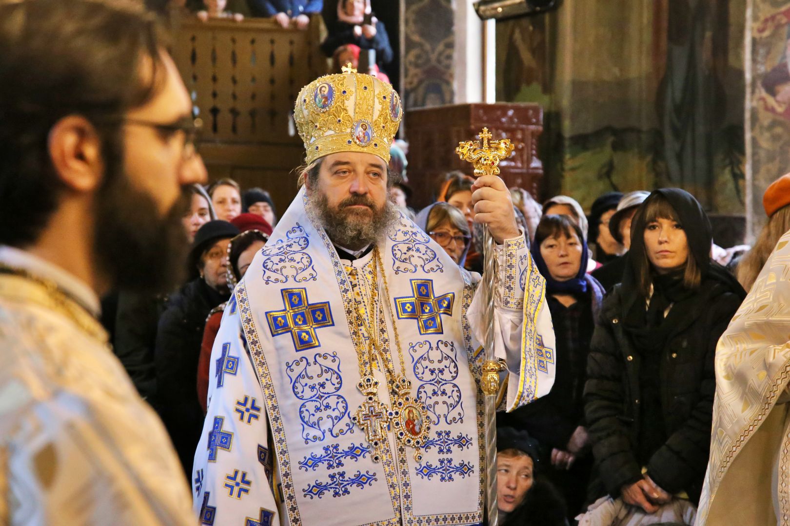 Foto: Flavius Popa Slujire arhierească la Izvorul Muntelui: Parohia are începând de astăzi un nou slujitor