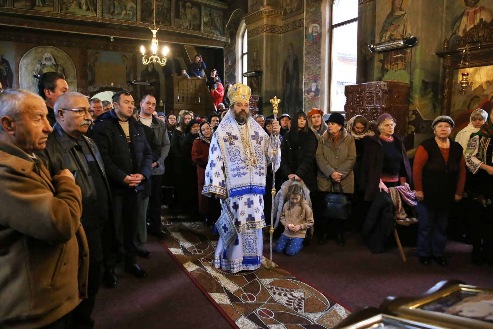 Foto: Flavius Popa Slujire arhierească la Izvorul Muntelui: Parohia are începând de astăzi un nou slujitor