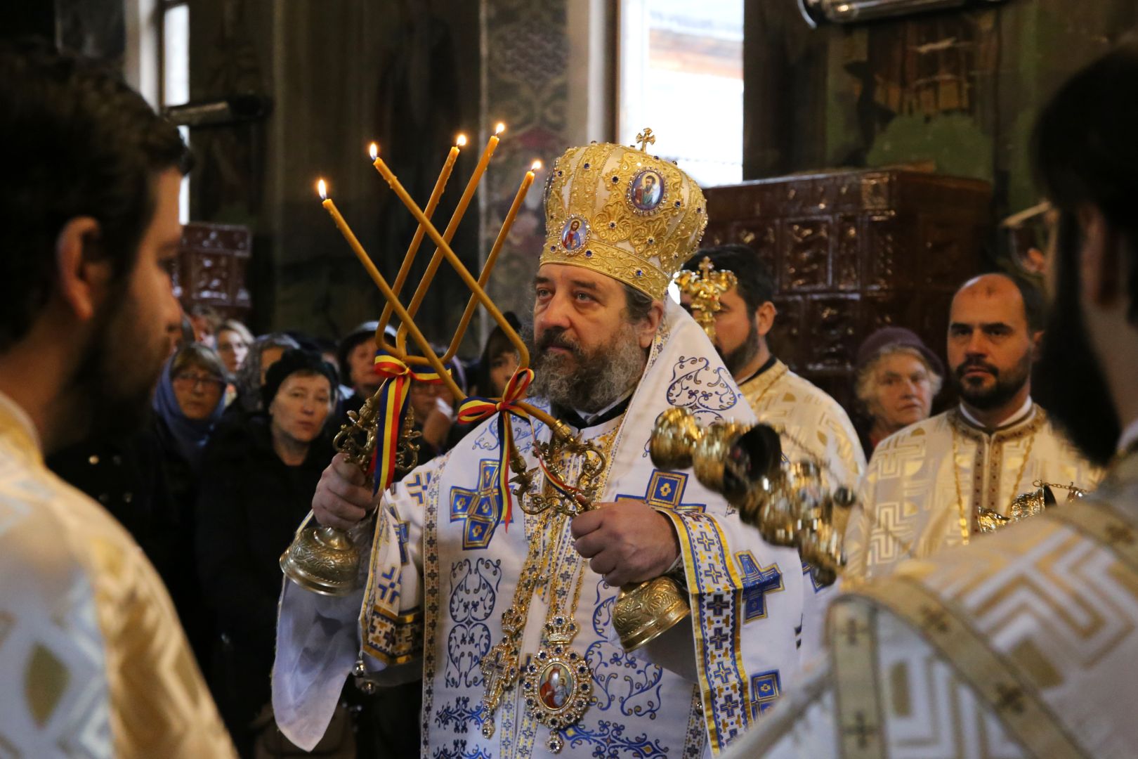 Foto: Flavius Popa Slujire arhierească la Izvorul Muntelui: Parohia are începând de astăzi un nou slujitor