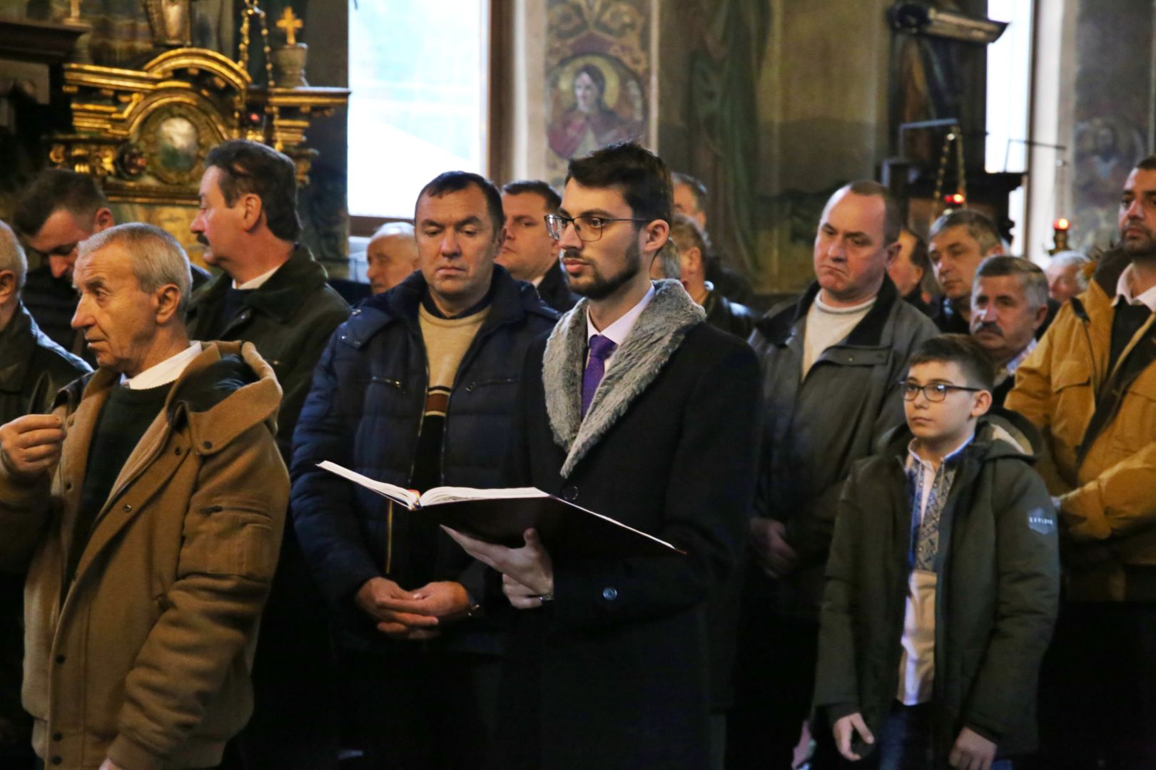 Foto: Flavius Popa Slujire arhierească la Izvorul Muntelui: Parohia are începând de astăzi un nou slujitor