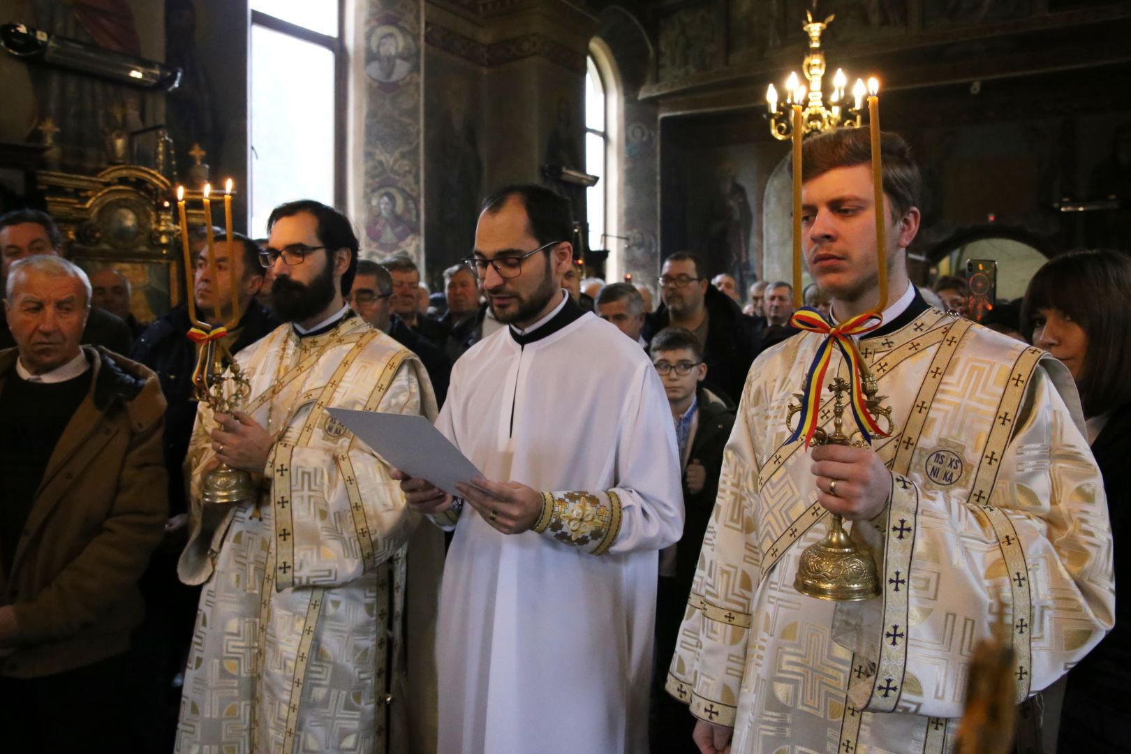 Foto: Flavius Popa Slujire arhierească la Izvorul Muntelui: Parohia are începând de astăzi un nou slujitor