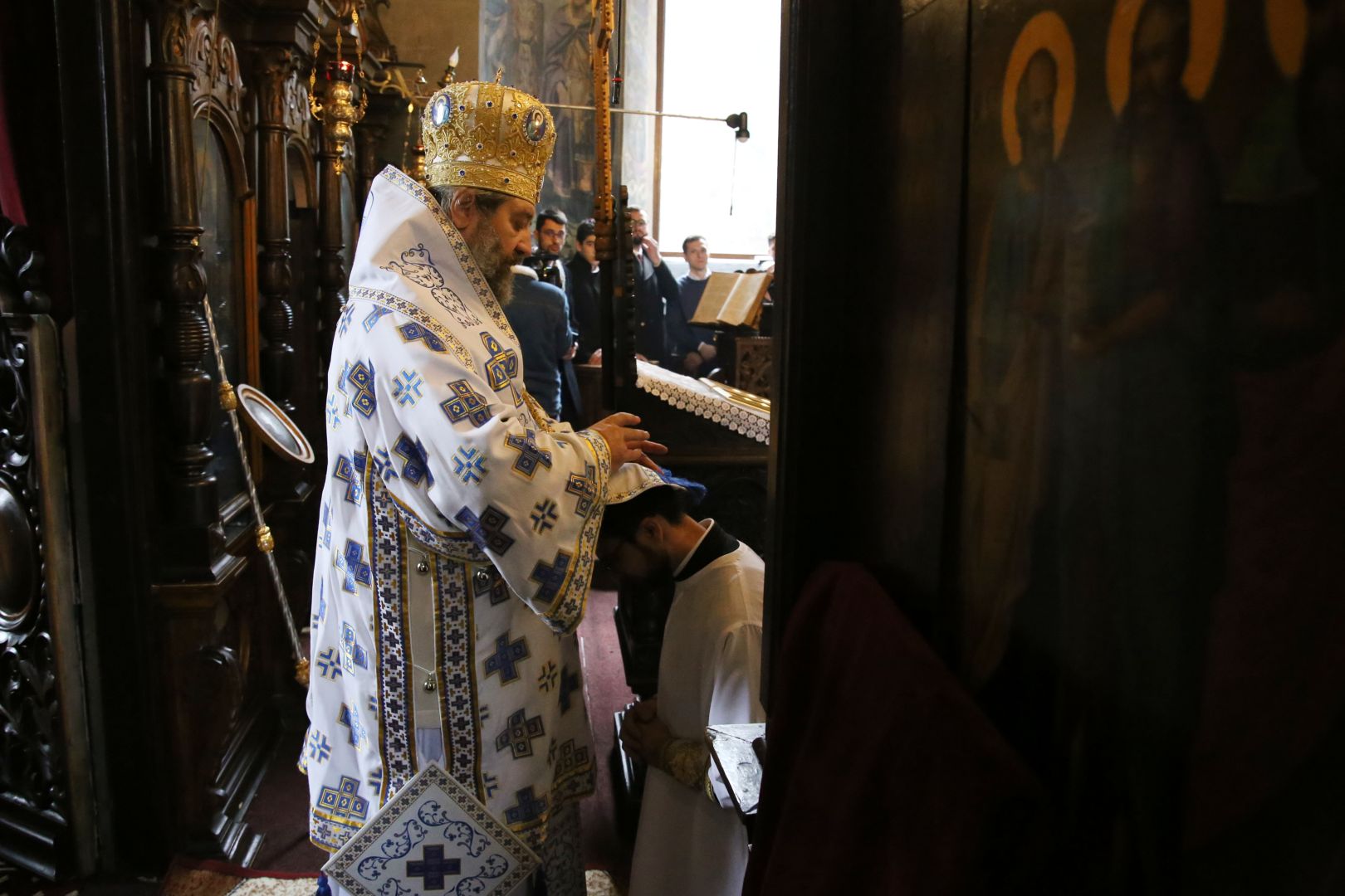 Foto: Flavius Popa Slujire arhierească la Izvorul Muntelui: Parohia are începând de astăzi un nou slujitor