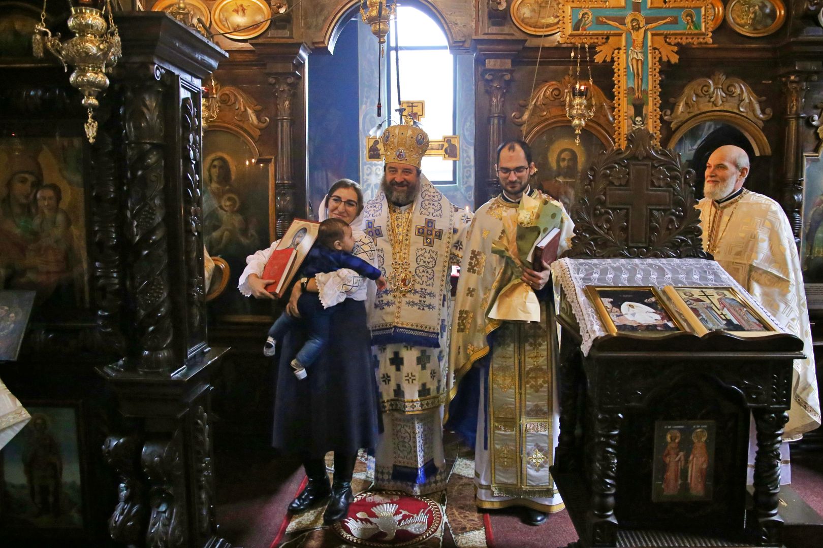 Slujire arhierească la Izvorul Muntelui: Parohia are începând de astăzi un nou slujitor