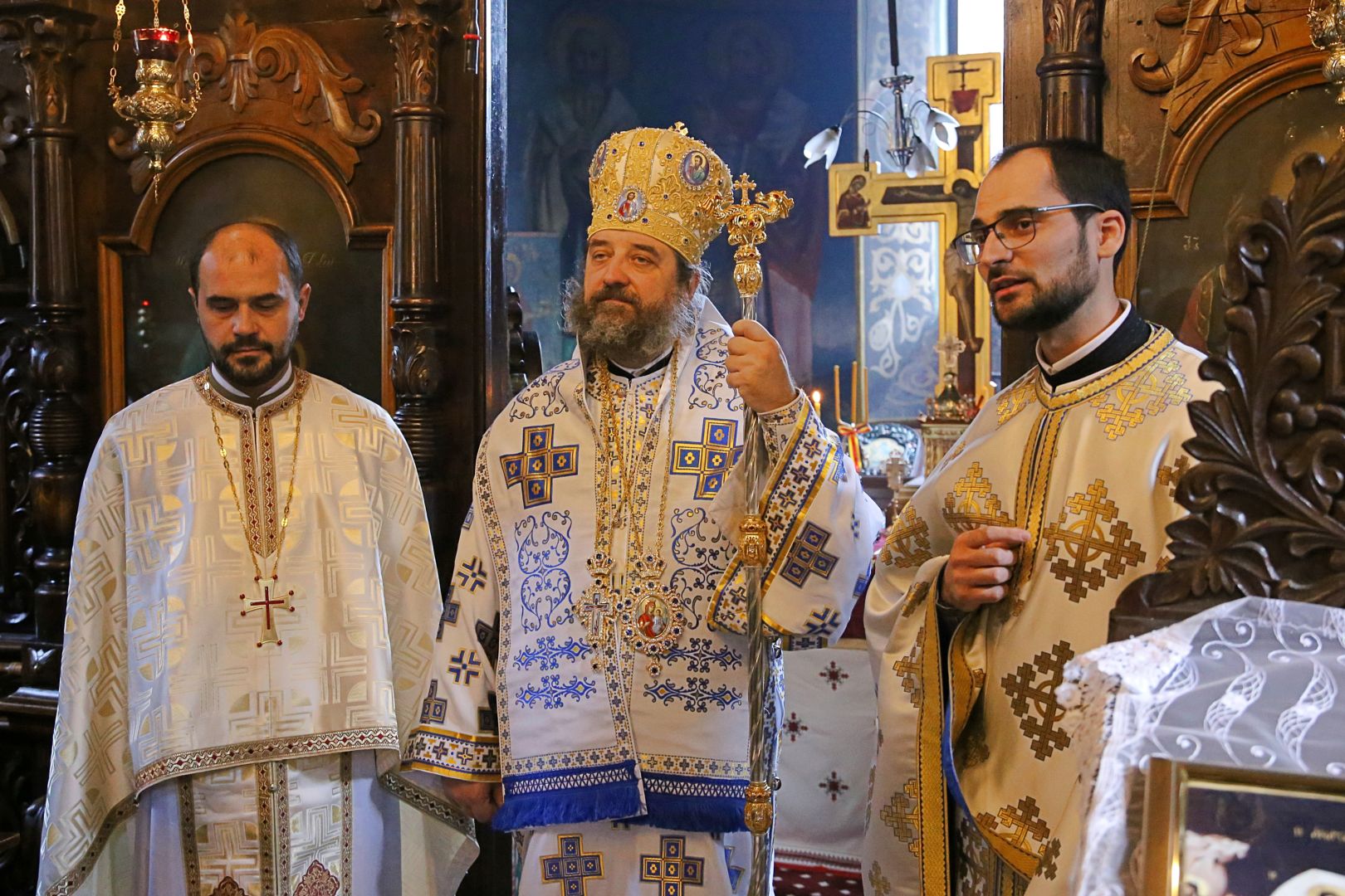 Foto: Flavius Popa Slujire arhierească la Izvorul Muntelui: Parohia are începând de astăzi un nou slujitor