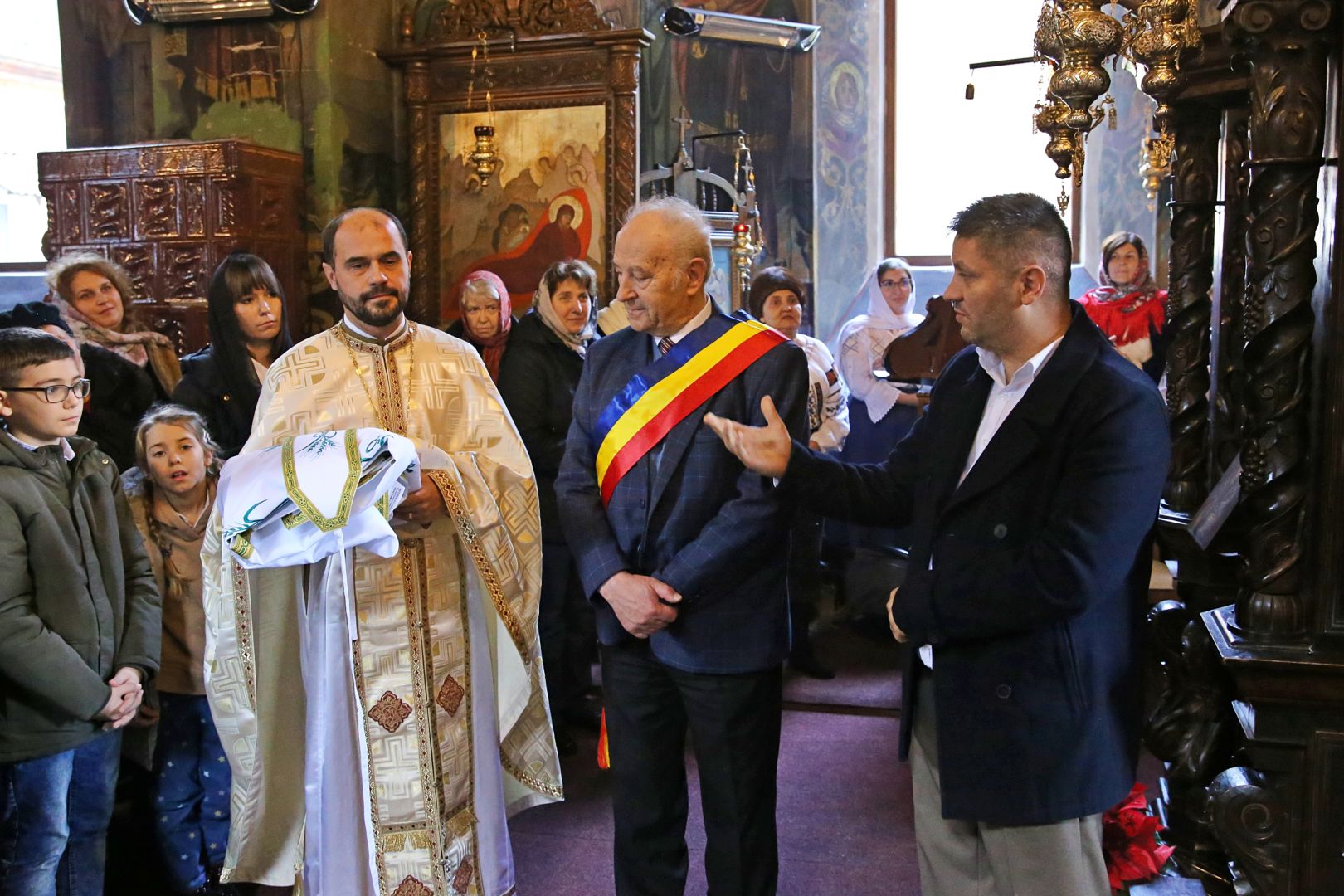 Foto: Flavius Popa Slujire arhierească la Izvorul Muntelui: Parohia are începând de astăzi un nou slujitor