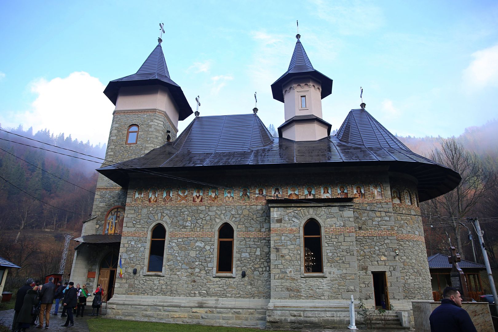 Foto: Flavius Popa Slujire arhierească la Izvorul Muntelui: Parohia are începând de astăzi un nou slujitor