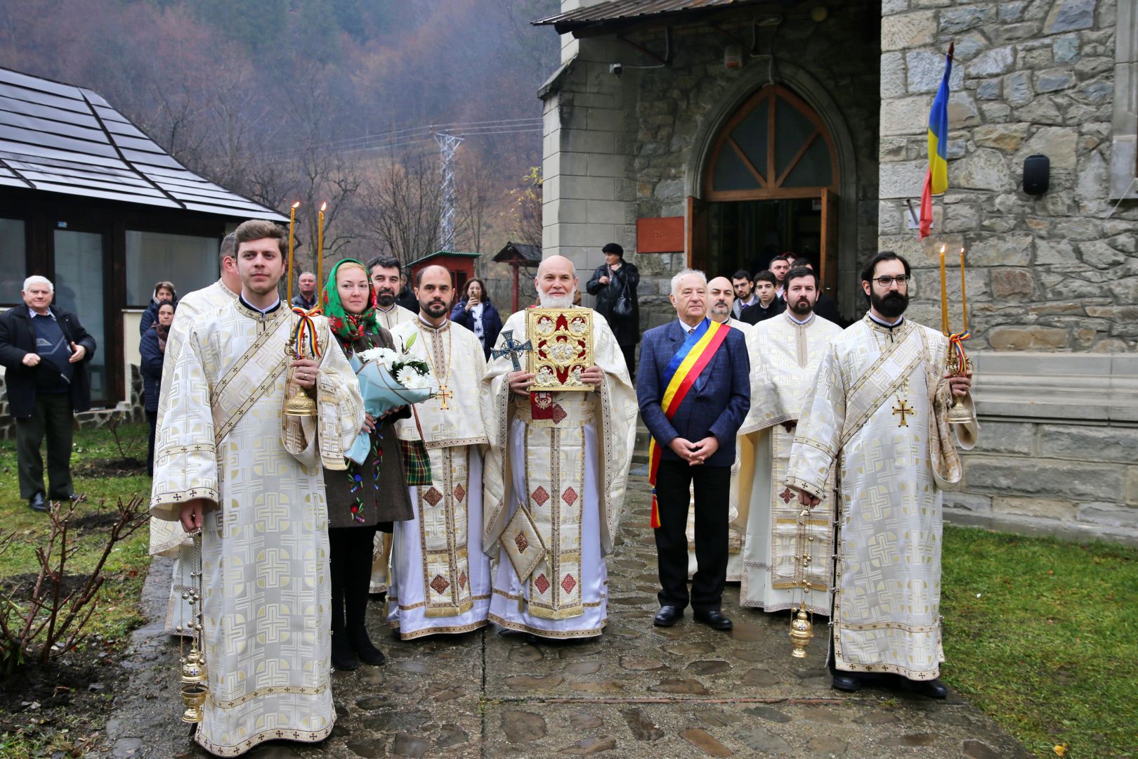 Foto: Flavius Popa Slujire arhierească la Izvorul Muntelui: Parohia are începând de astăzi un nou slujitor