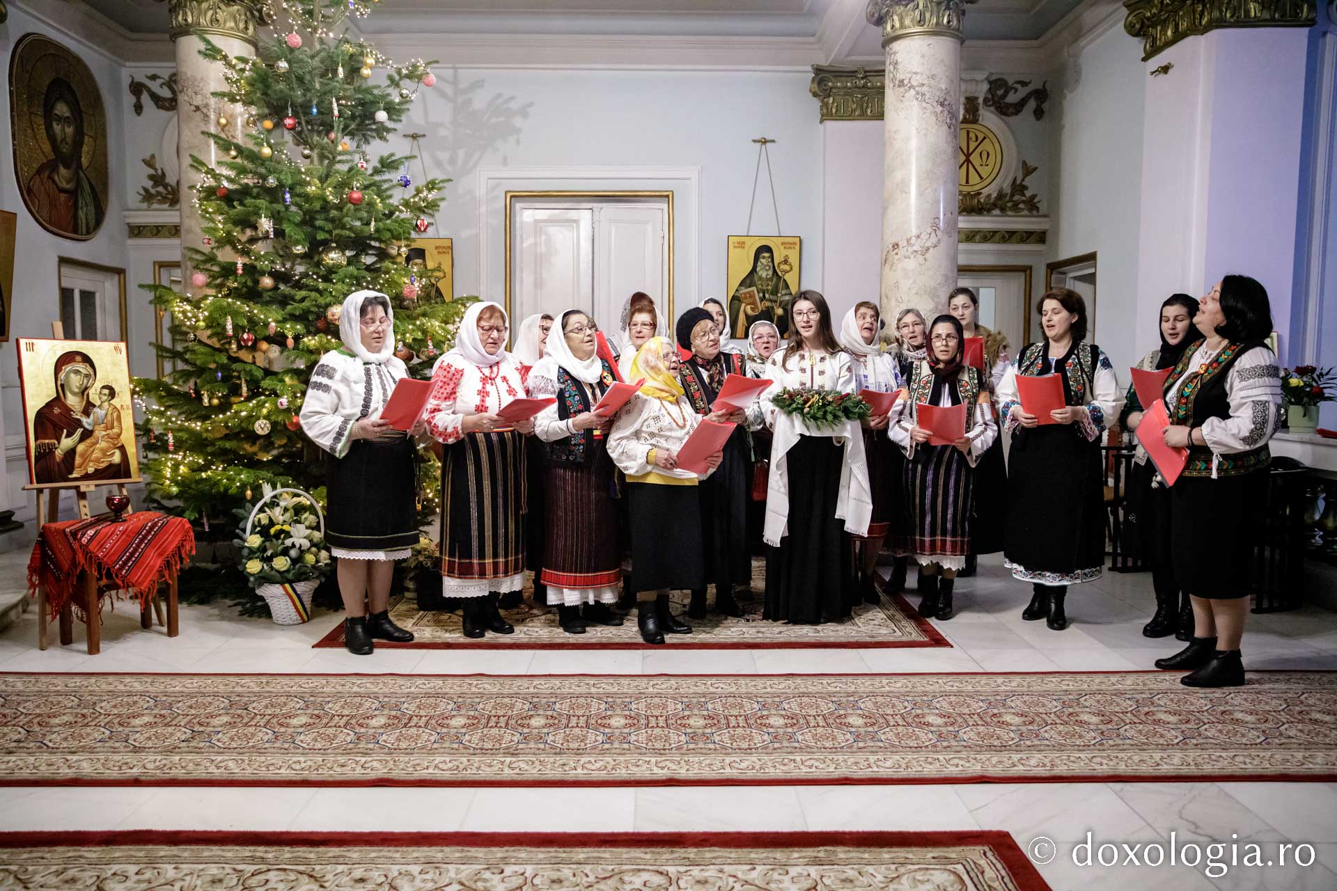 (Foto) Societatea Ortodoxă a Femeilor din România – Colindători la Reședința Mitropolitană 2022