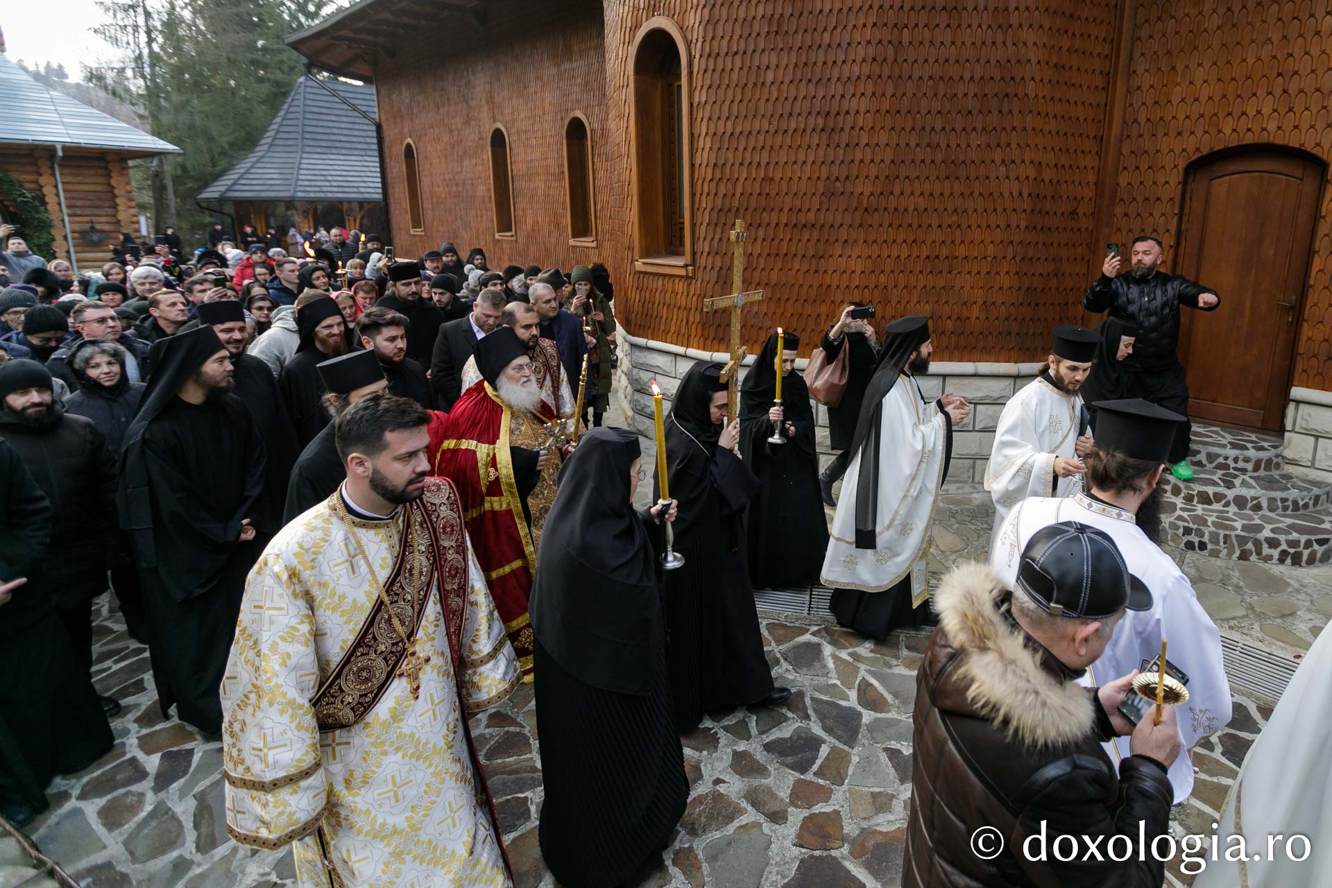 (Foto) Starețul Efrem Vatopedinul în vizită duhovnicească la mănăstirea Diaconești din județul Bacău (Foto) Starețul Efrem Vatopedinul în vizită duhovnicească la mănăstirea Diaconești din județul Bacău